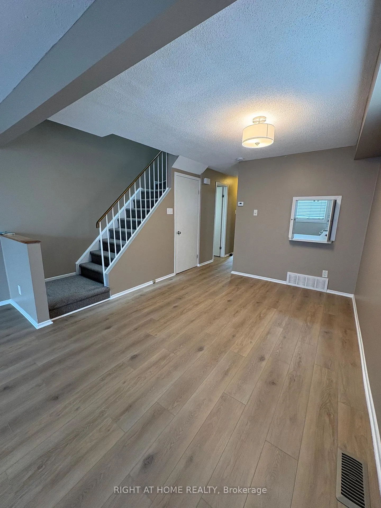 Photo 5 of Unit 6, 104 Valley Stream Drive, Ottawa, Leslie Park — HOMEH