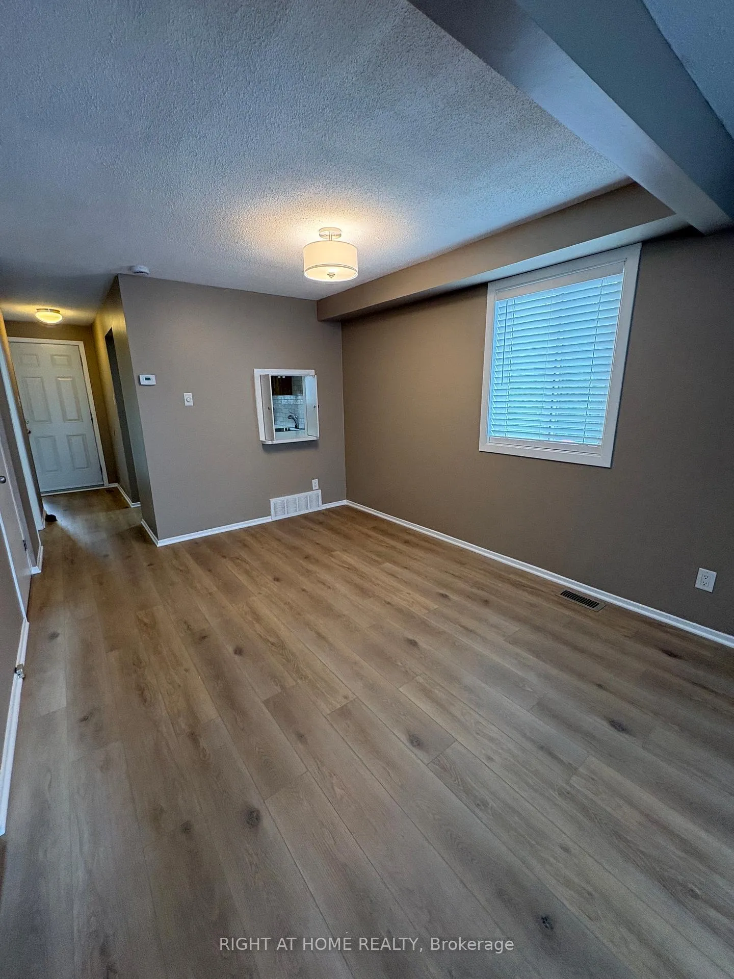 Photo 6 of Unit 6, 104 Valley Stream Drive, Ottawa, Leslie Park — HOMEH