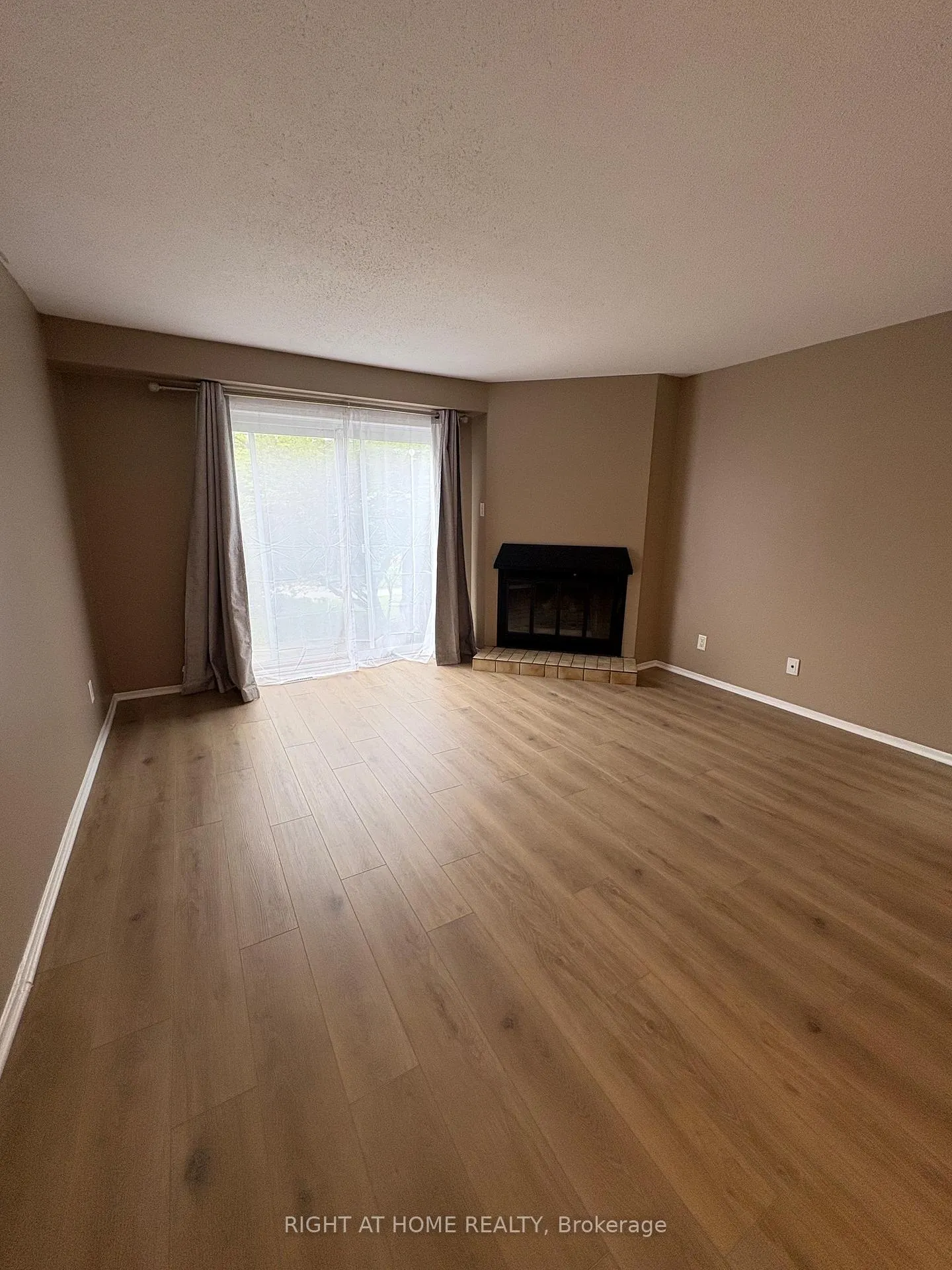 Photo 7 of Unit 6, 104 Valley Stream Drive, Ottawa, Leslie Park — HOMEH