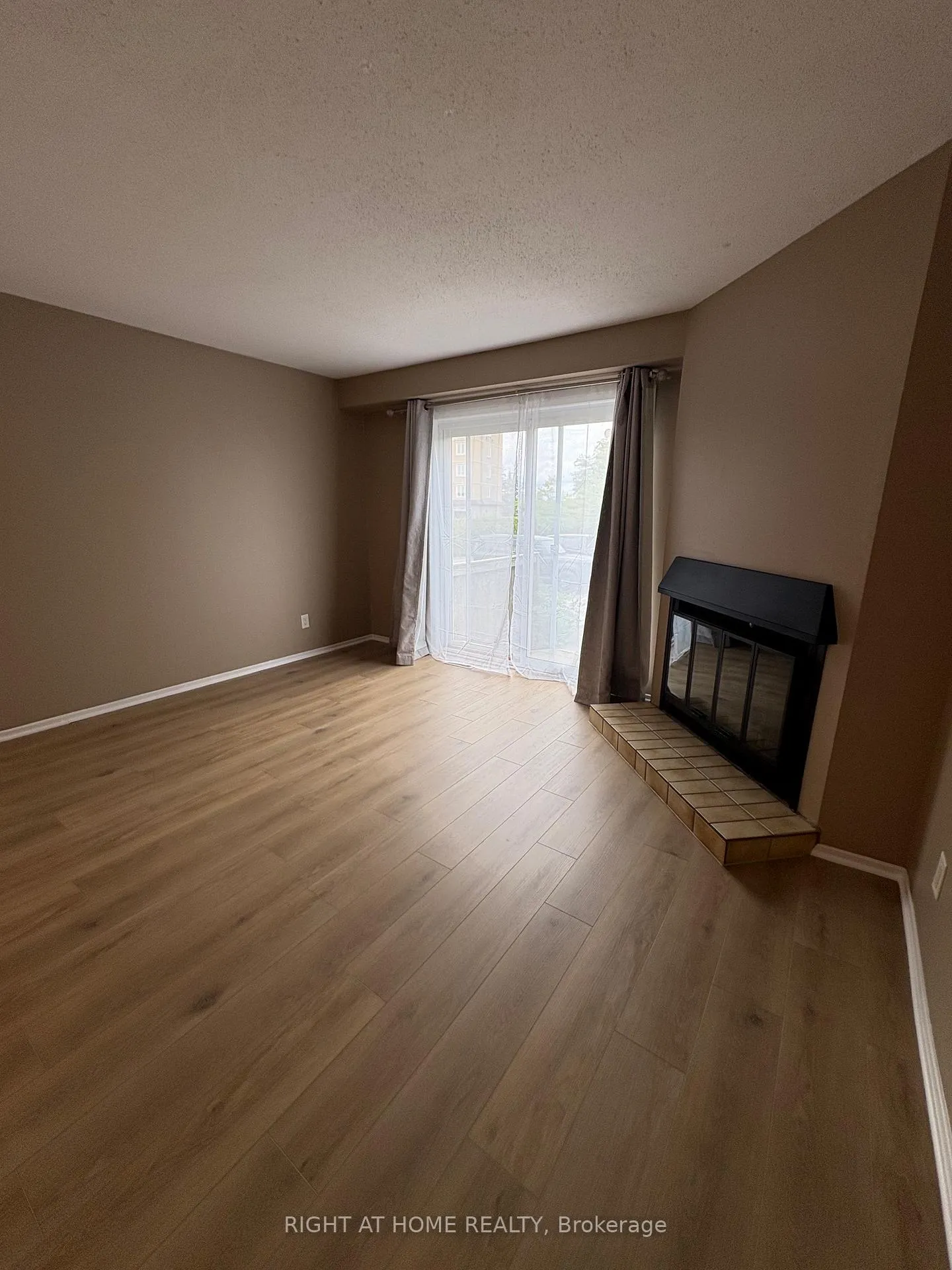 Photo 8 of Unit 6, 104 Valley Stream Drive, Ottawa, Leslie Park — HOMEH