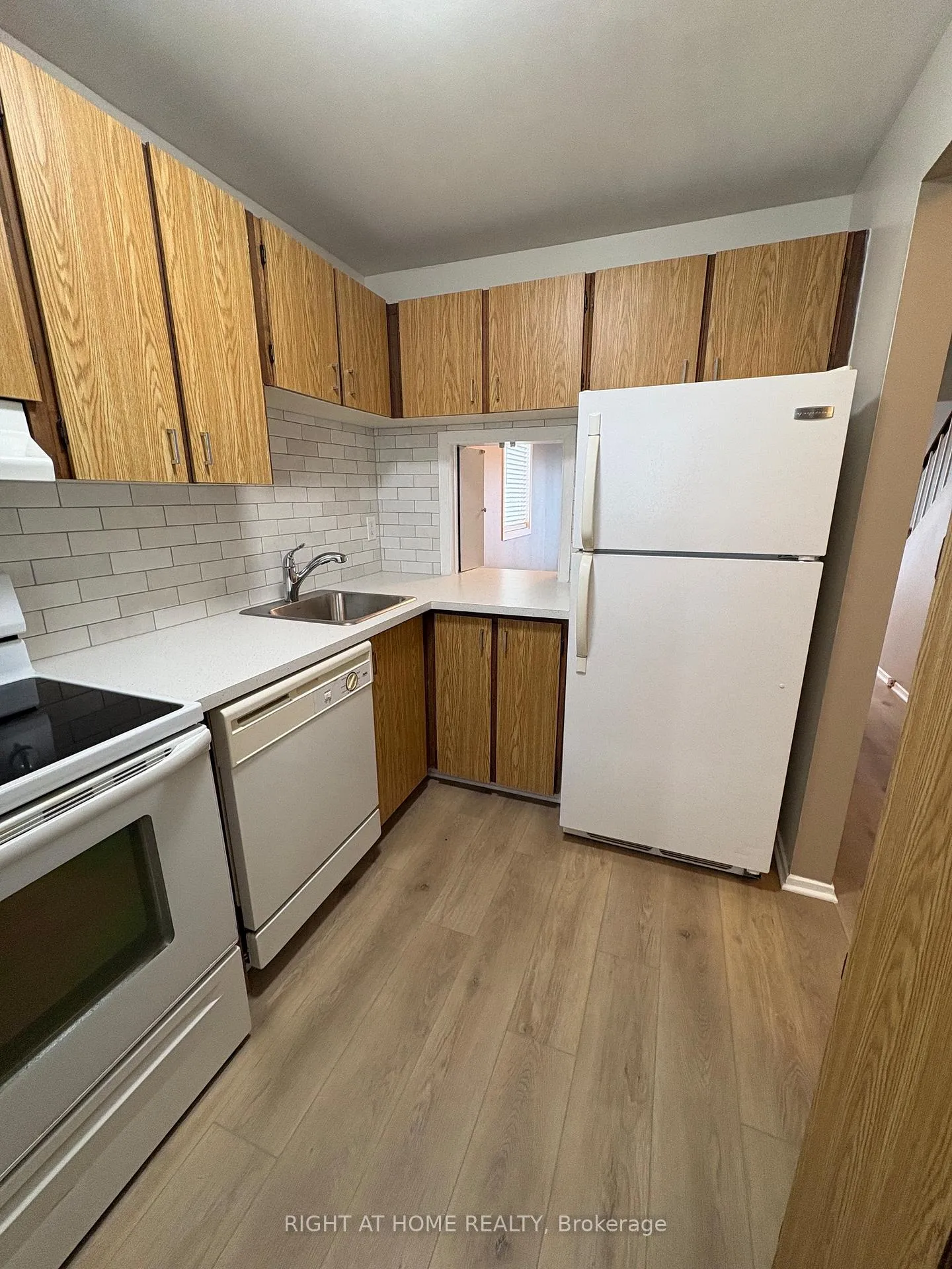 Photo 9 of Unit 6, 104 Valley Stream Drive, Ottawa, Leslie Park — HOMEH