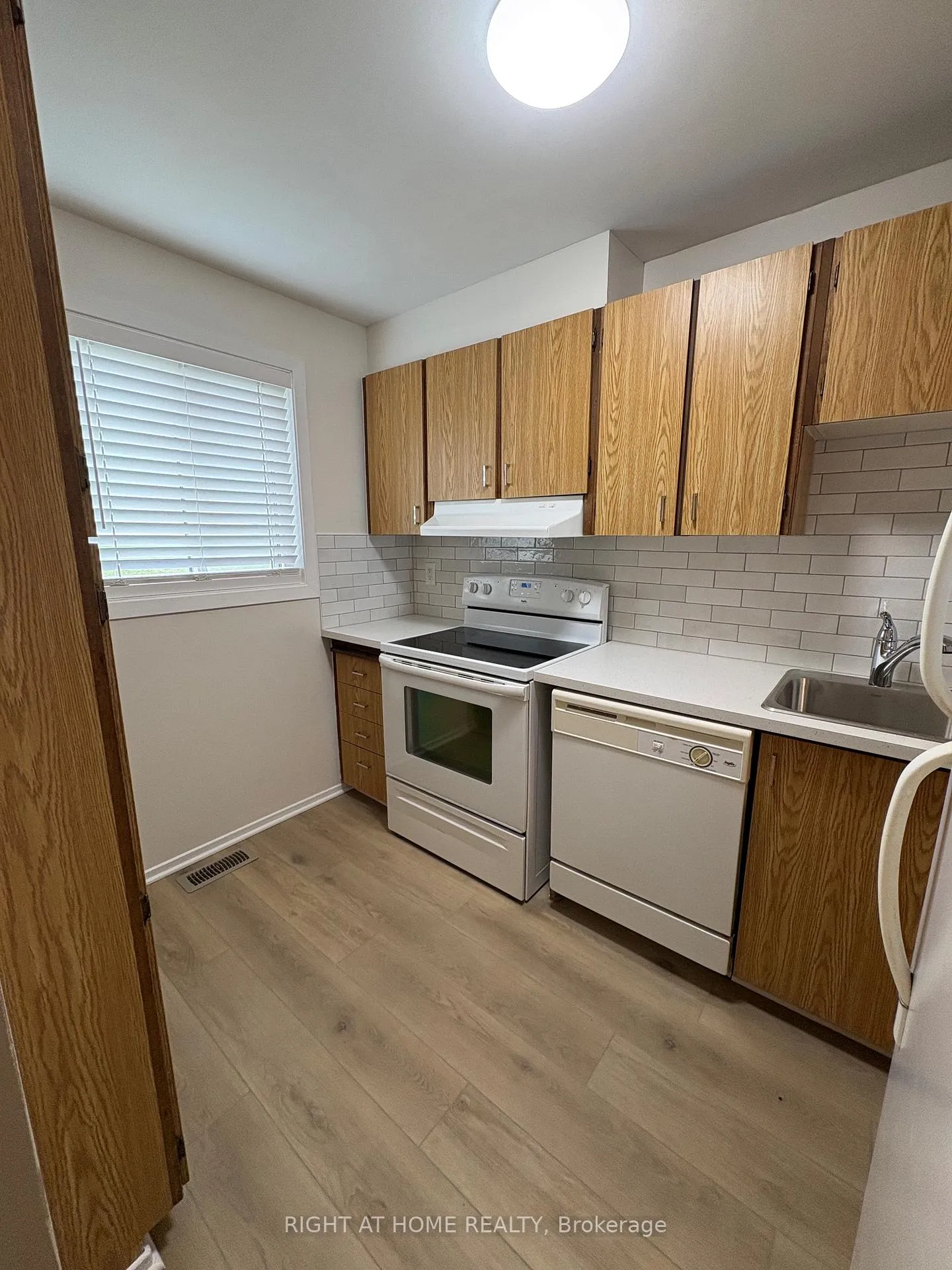 Photo 10 of Unit 6, 104 Valley Stream Drive, Ottawa, Leslie Park — HOMEH
