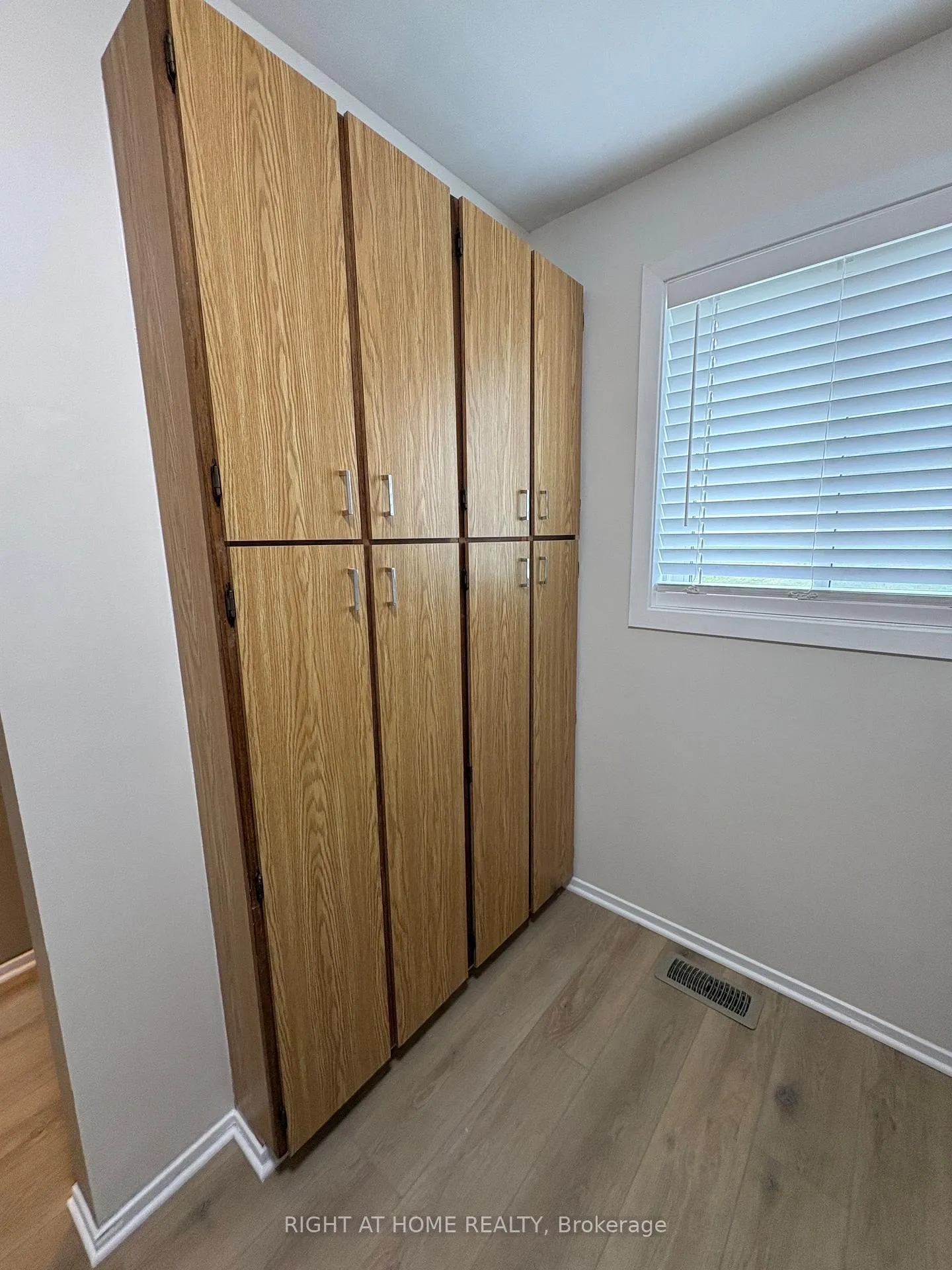 Photo 11 of Unit 6, 104 Valley Stream Drive, Ottawa, Leslie Park — HOMEH