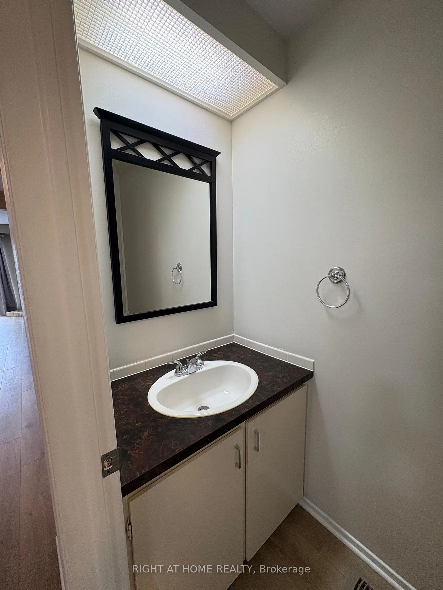 Photo 12 of Unit 6, 104 Valley Stream Drive, Ottawa, Leslie Park — HOMEH