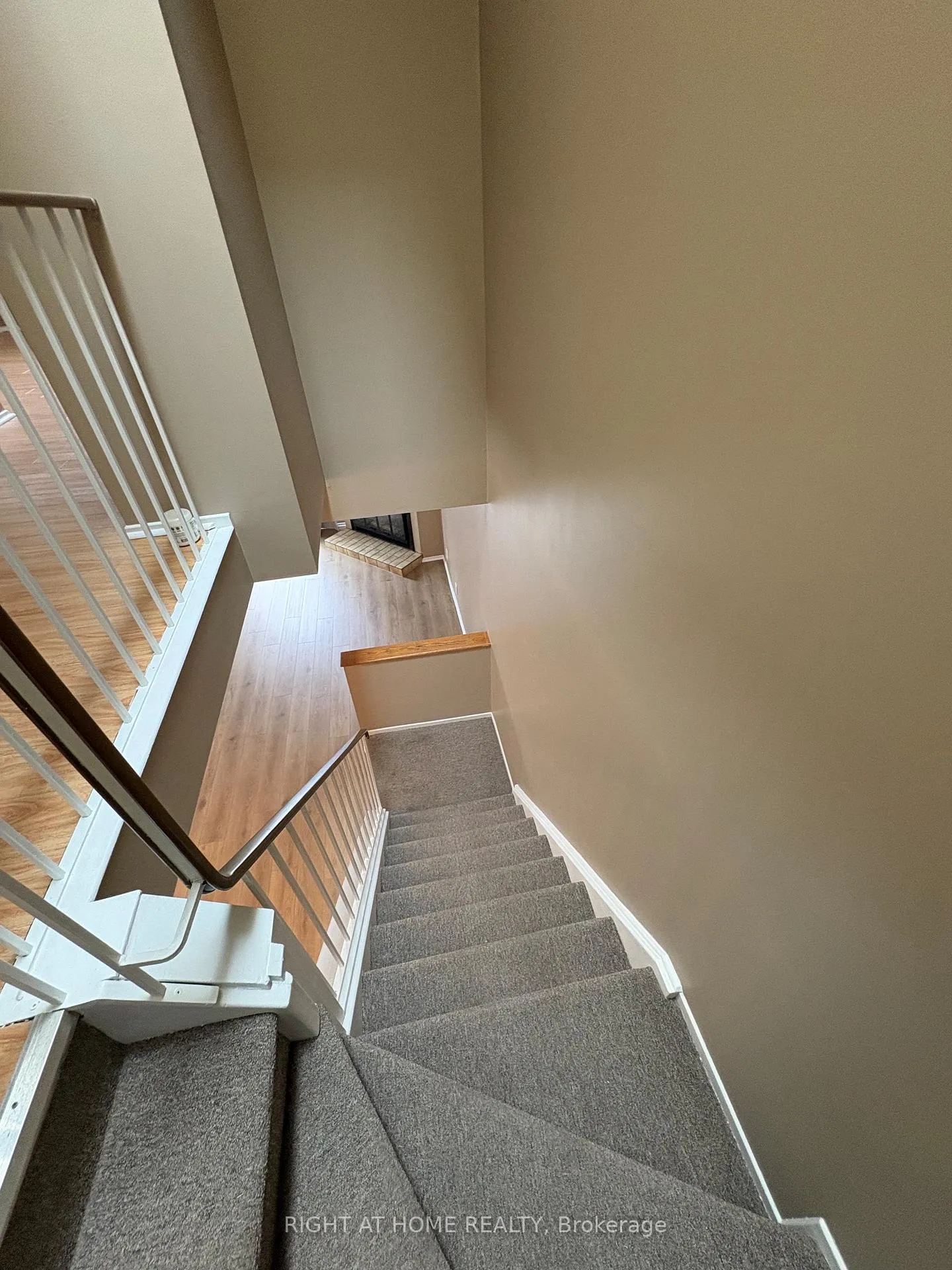 Photo 13 of Unit 6, 104 Valley Stream Drive, Ottawa, Leslie Park — HOMEH