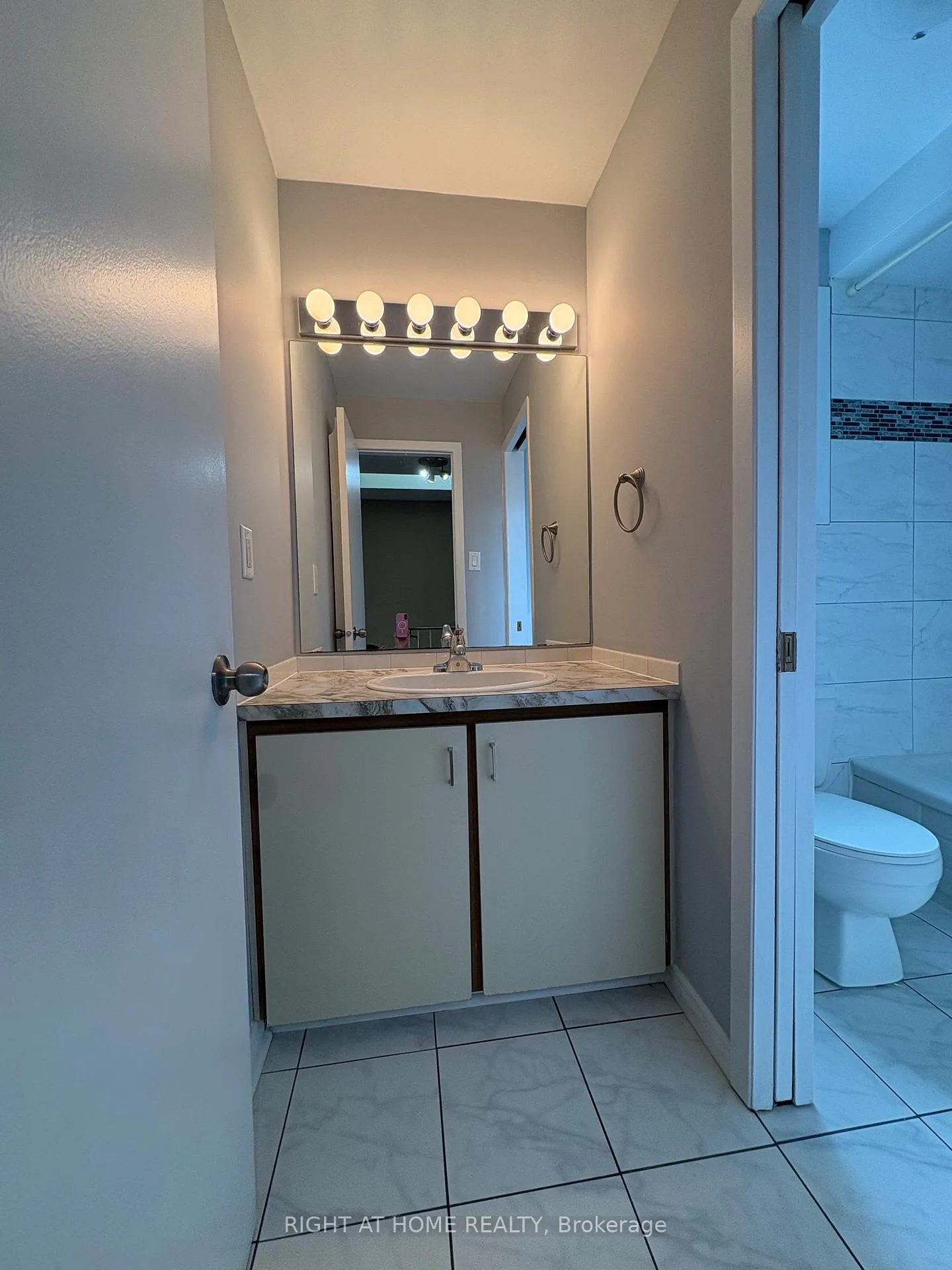 Photo 14 of Unit 6, 104 Valley Stream Drive, Ottawa, Leslie Park — HOMEH
