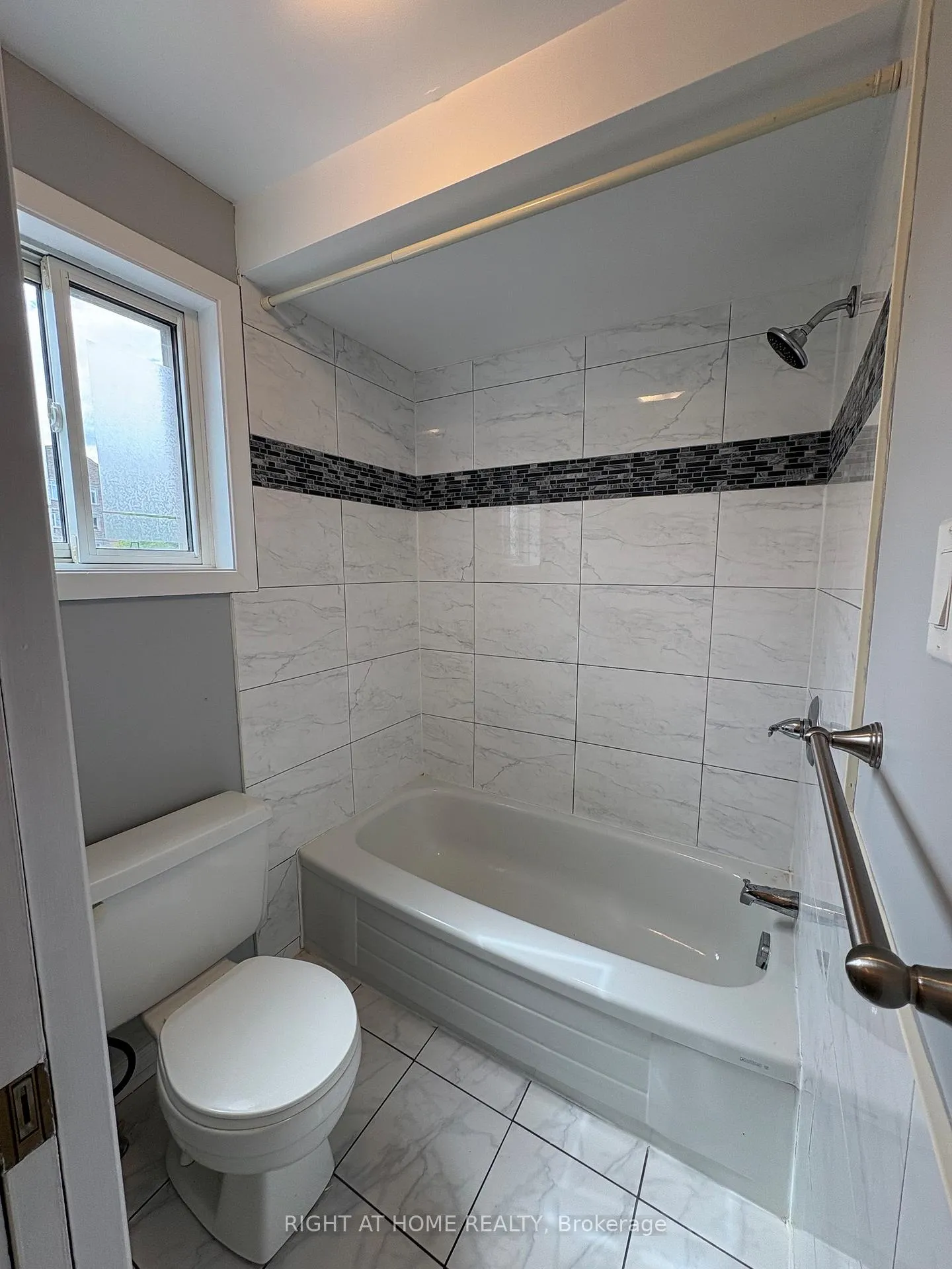 Photo 15 of Unit 6, 104 Valley Stream Drive, Ottawa, Leslie Park — HOMEH