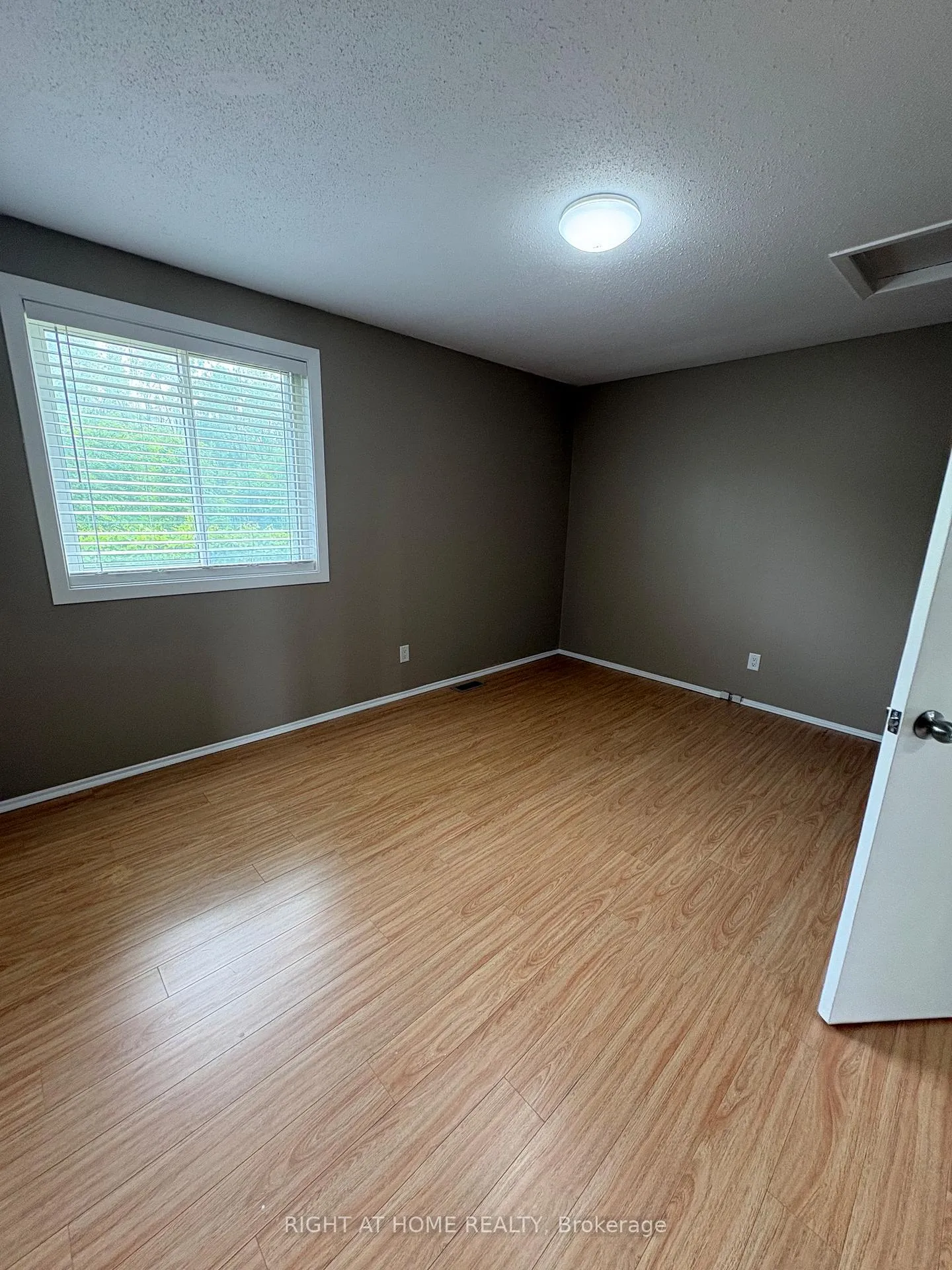Photo 17 of Unit 6, 104 Valley Stream Drive, Ottawa, Leslie Park — HOMEH