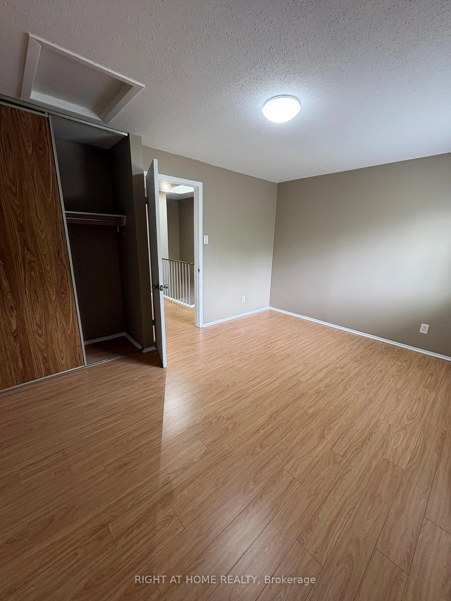 Photo 18 of Unit 6, 104 Valley Stream Drive, Ottawa, Leslie Park — HOMEH