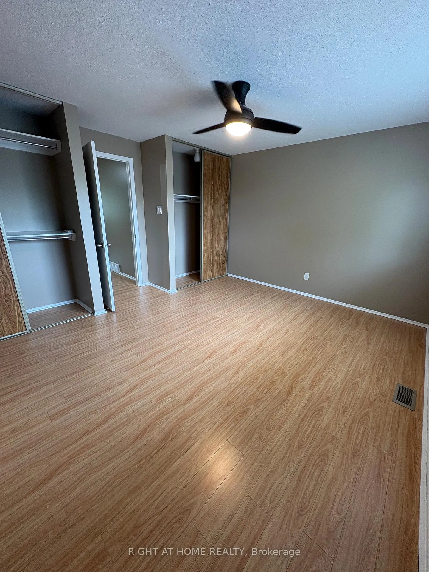 Photo 19 of Unit 6, 104 Valley Stream Drive, Ottawa, Leslie Park — HOMEH