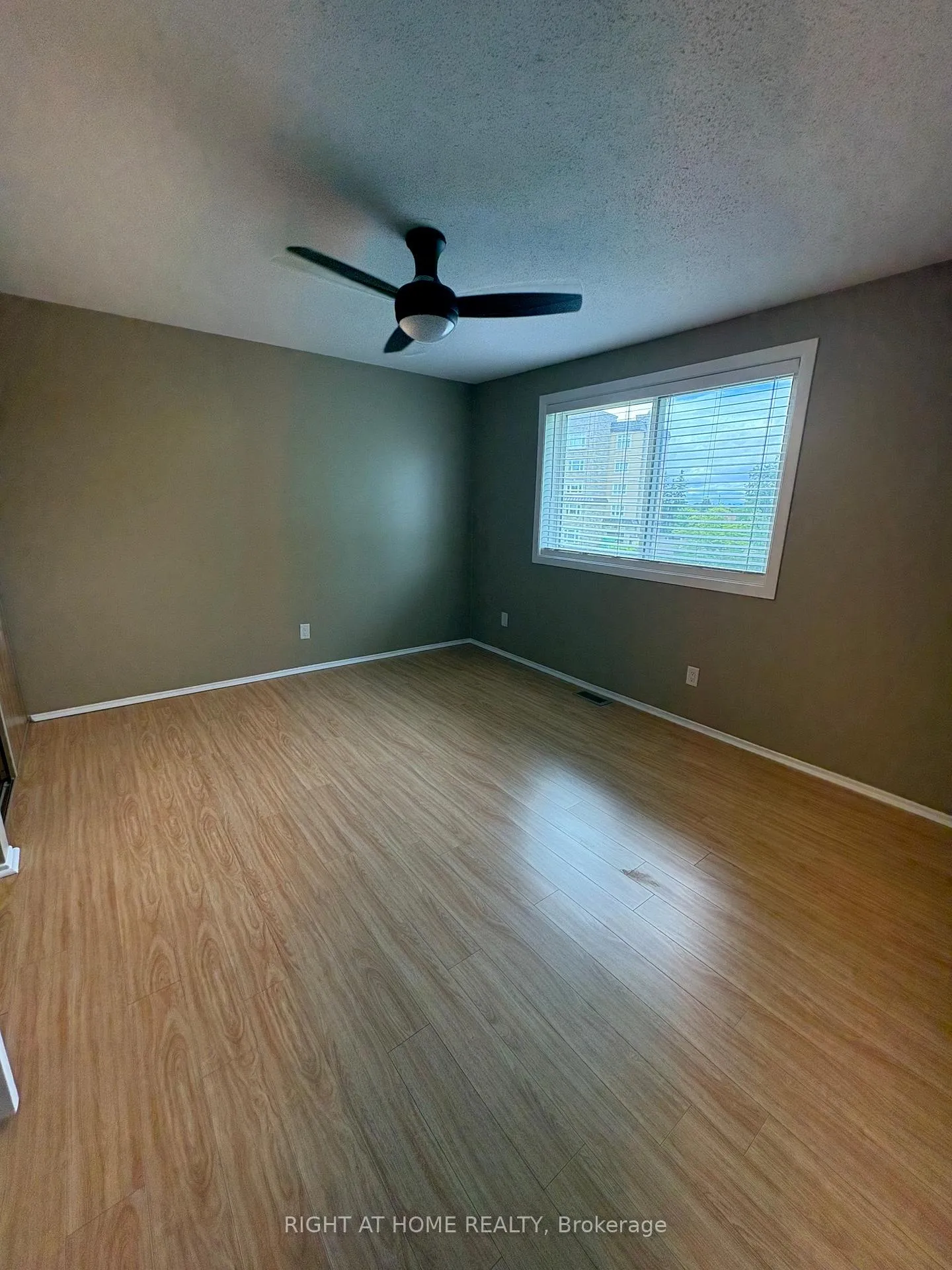Photo 20 of Unit 6, 104 Valley Stream Drive, Ottawa, Leslie Park — HOMEH
