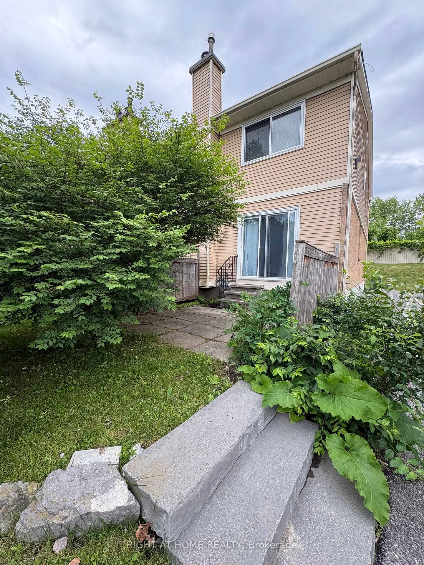 Photo 21 of Unit 6, 104 Valley Stream Drive, Ottawa, Leslie Park — HOMEH