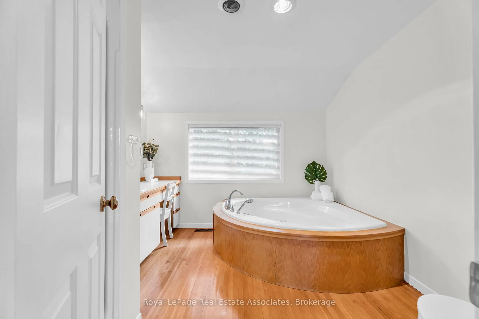 Photo 24 of 182 Rexway Drive, Halton Hills, Georgetown — HOMEH