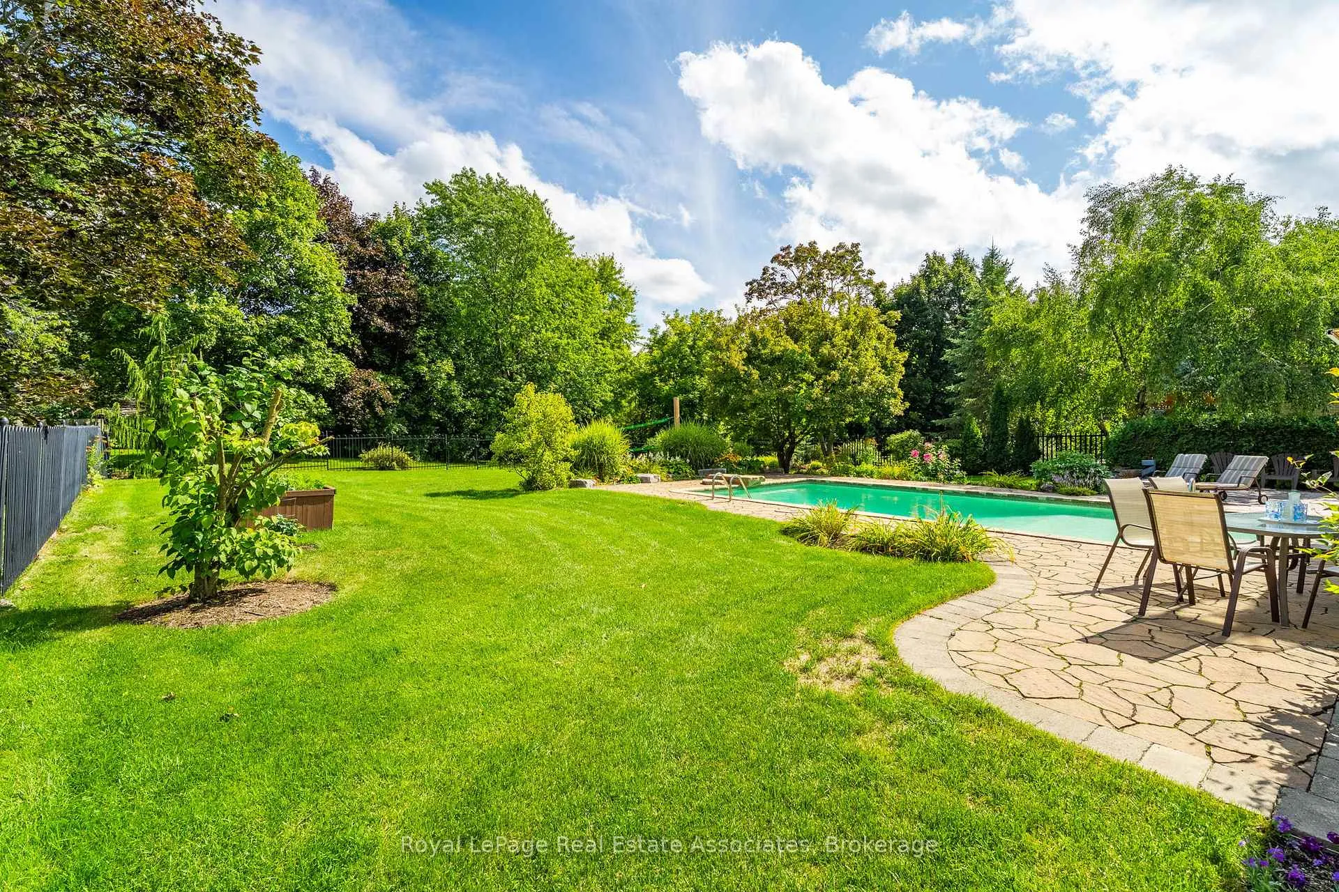 Photo 47 of 182 Rexway Drive, Halton Hills, Georgetown — HOMEH
