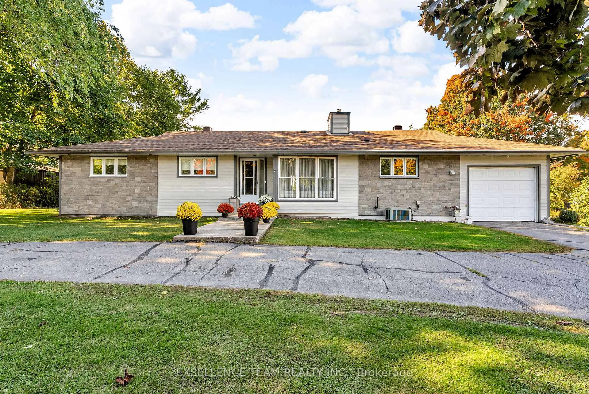 Photo 1 of 7 Hillview Circle, Champlain, Vankleek Hill — HOMEH