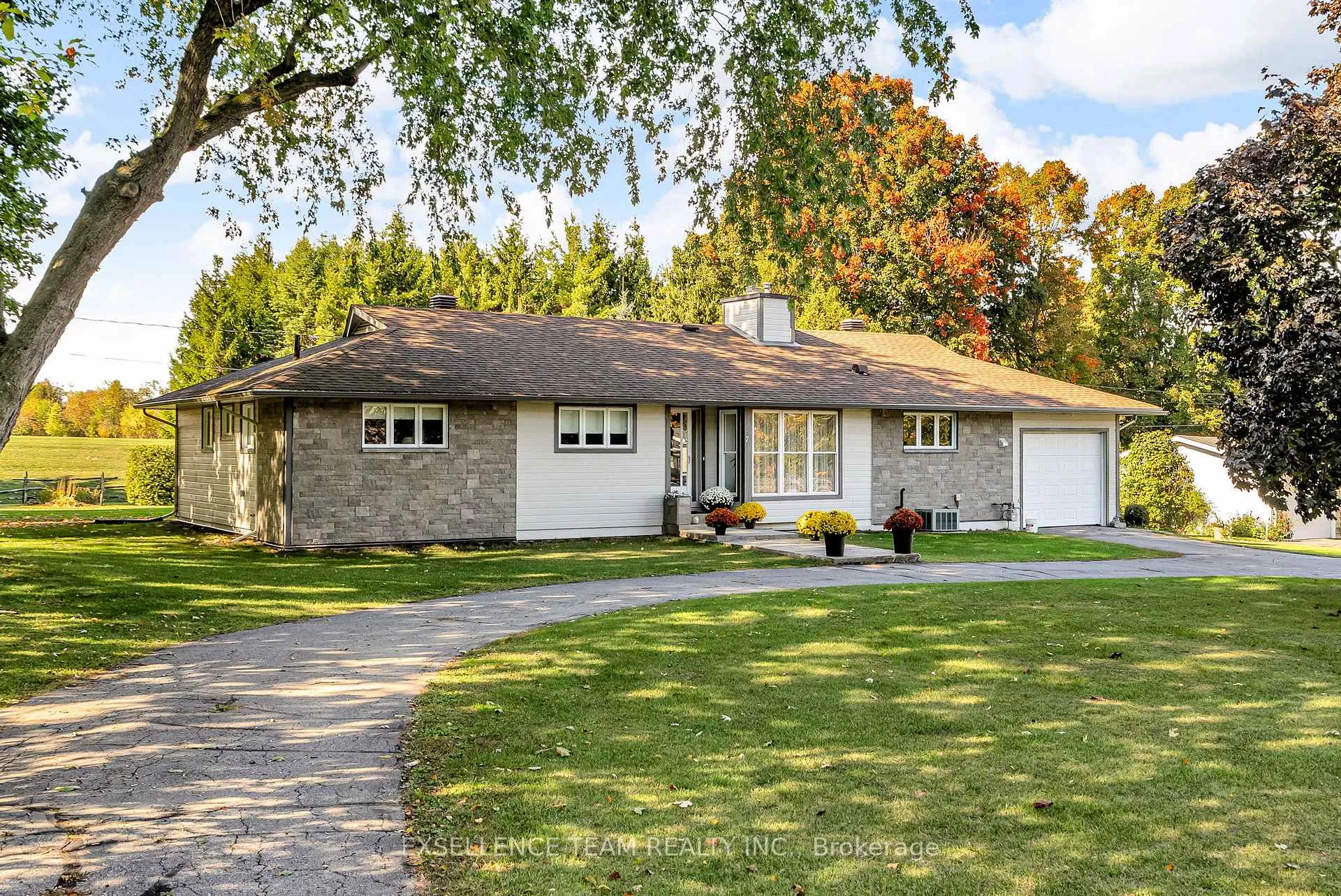 Photo 2 of 7 Hillview Circle, Champlain, Vankleek Hill — HOMEH