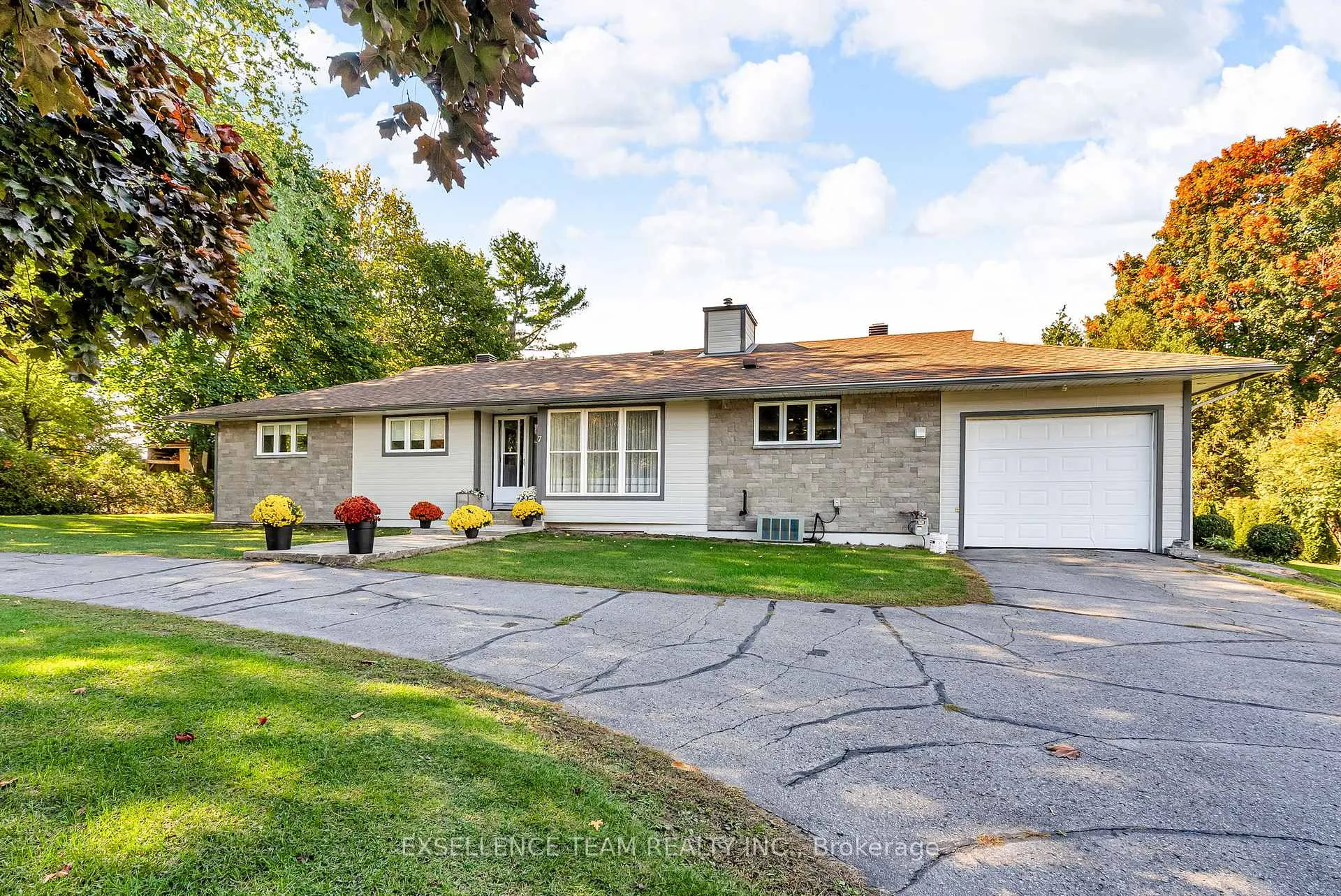 Photo 3 of 7 Hillview Circle, Champlain, Vankleek Hill — HOMEH