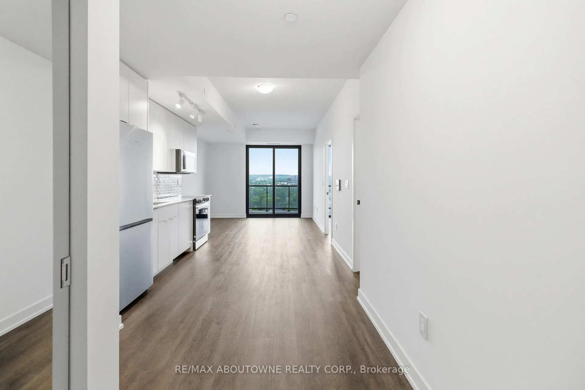 Photo 6 of Unit 2011, 2075 Lakeshore Road, Burlington, Brant — HOMEH