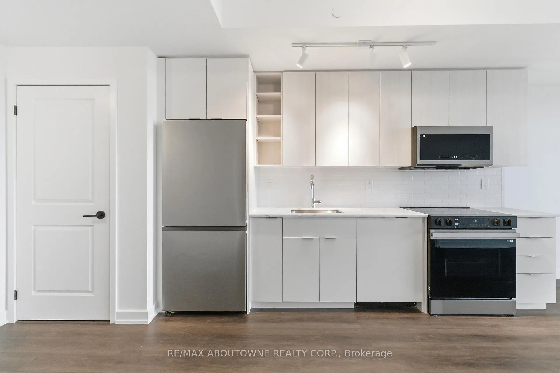 Photo 7 of Unit 2011, 2075 Lakeshore Road, Burlington, Brant — HOMEH