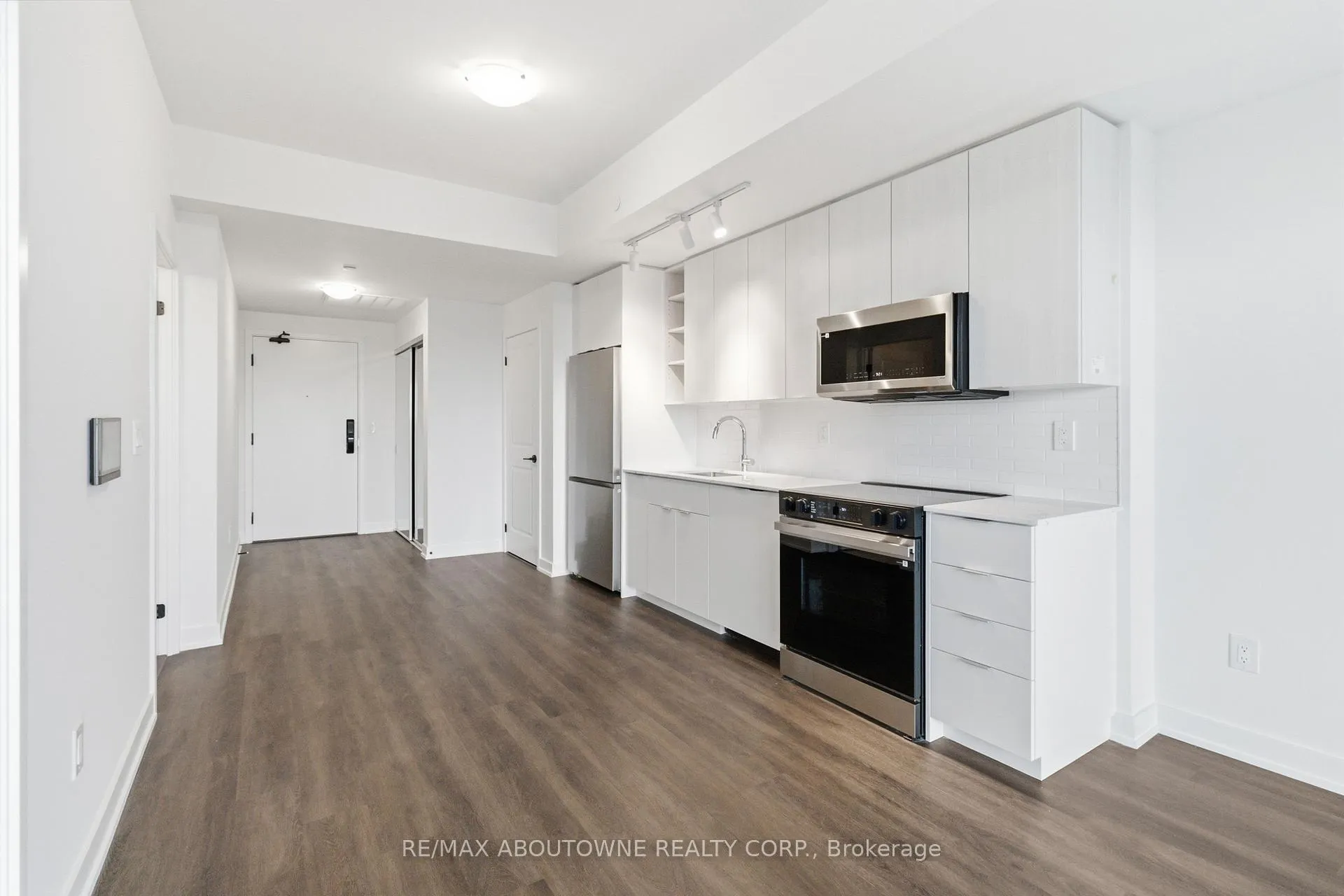 Photo 11 of Unit 2011, 2075 Lakeshore Road, Burlington, Brant — HOMEH