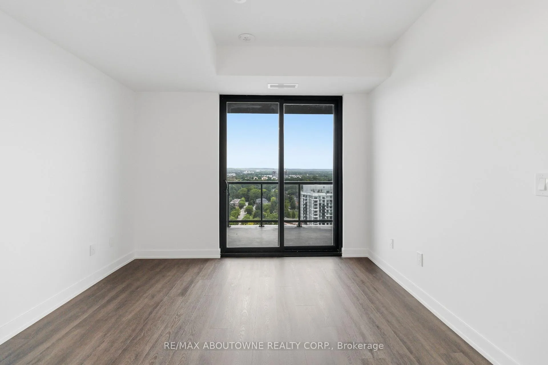 Photo 13 of Unit 2011, 2075 Lakeshore Road, Burlington, Brant — HOMEH