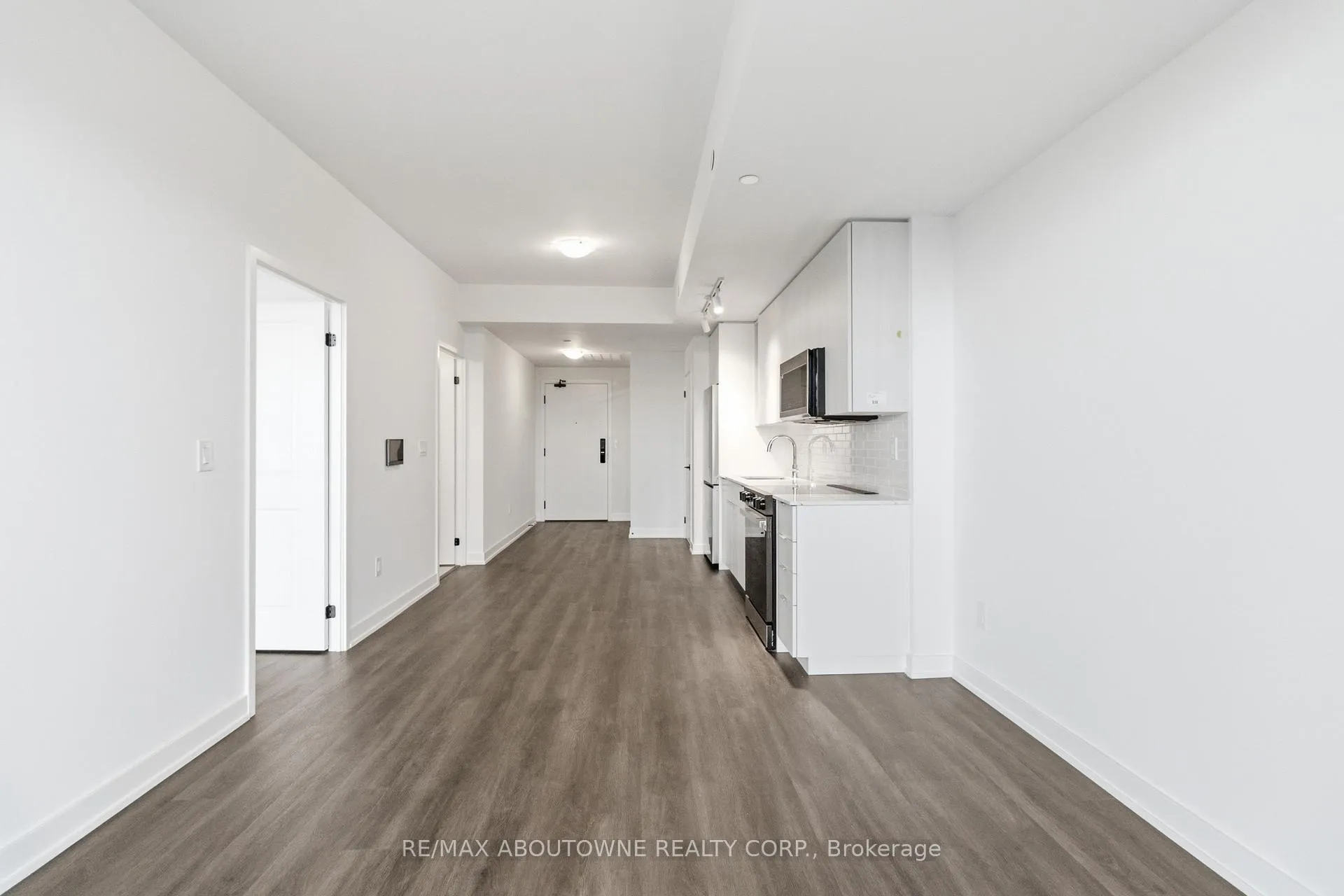 Photo 15 of Unit 2011, 2075 Lakeshore Road, Burlington, Brant — HOMEH
