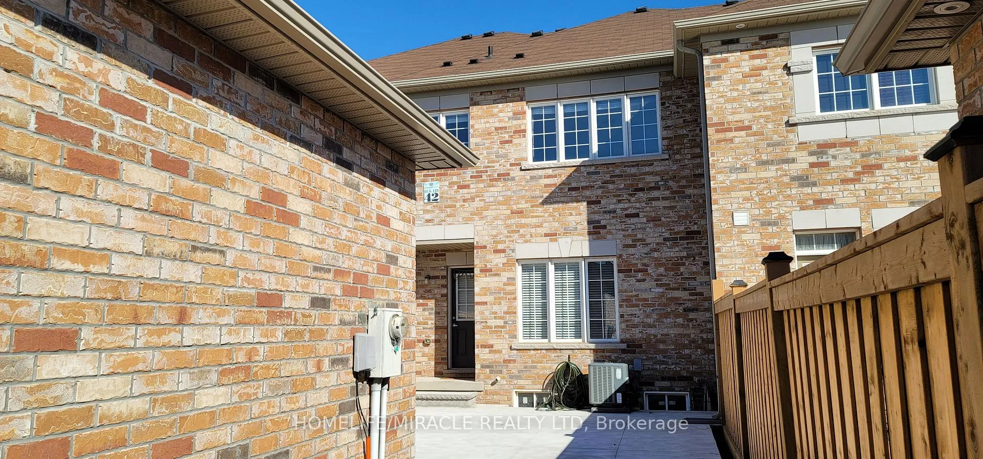 Photo 3 of 74 Hatton Court, Brampton, Credit Valley — HOMEH