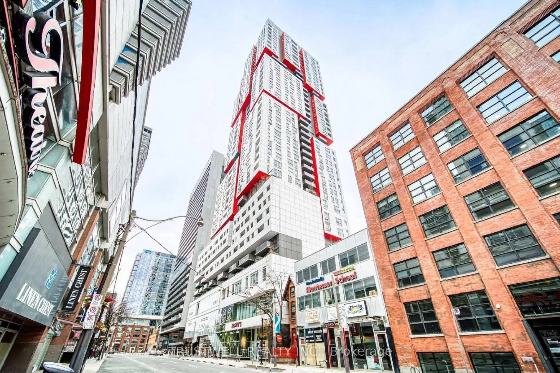 Front of Unit 1810, 318 Richmond Street W