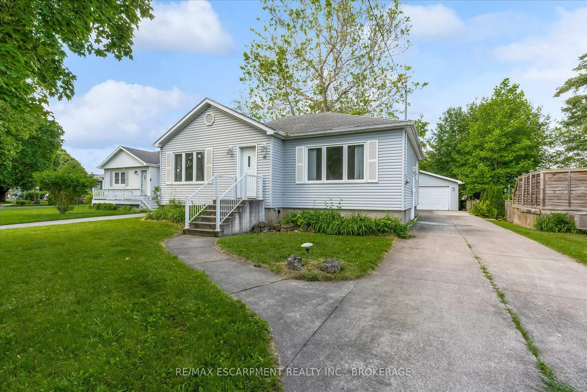 Photo 2 of Unit 1, 18 Bonavem Drive, St. Catharines, Fairview — HOMEH