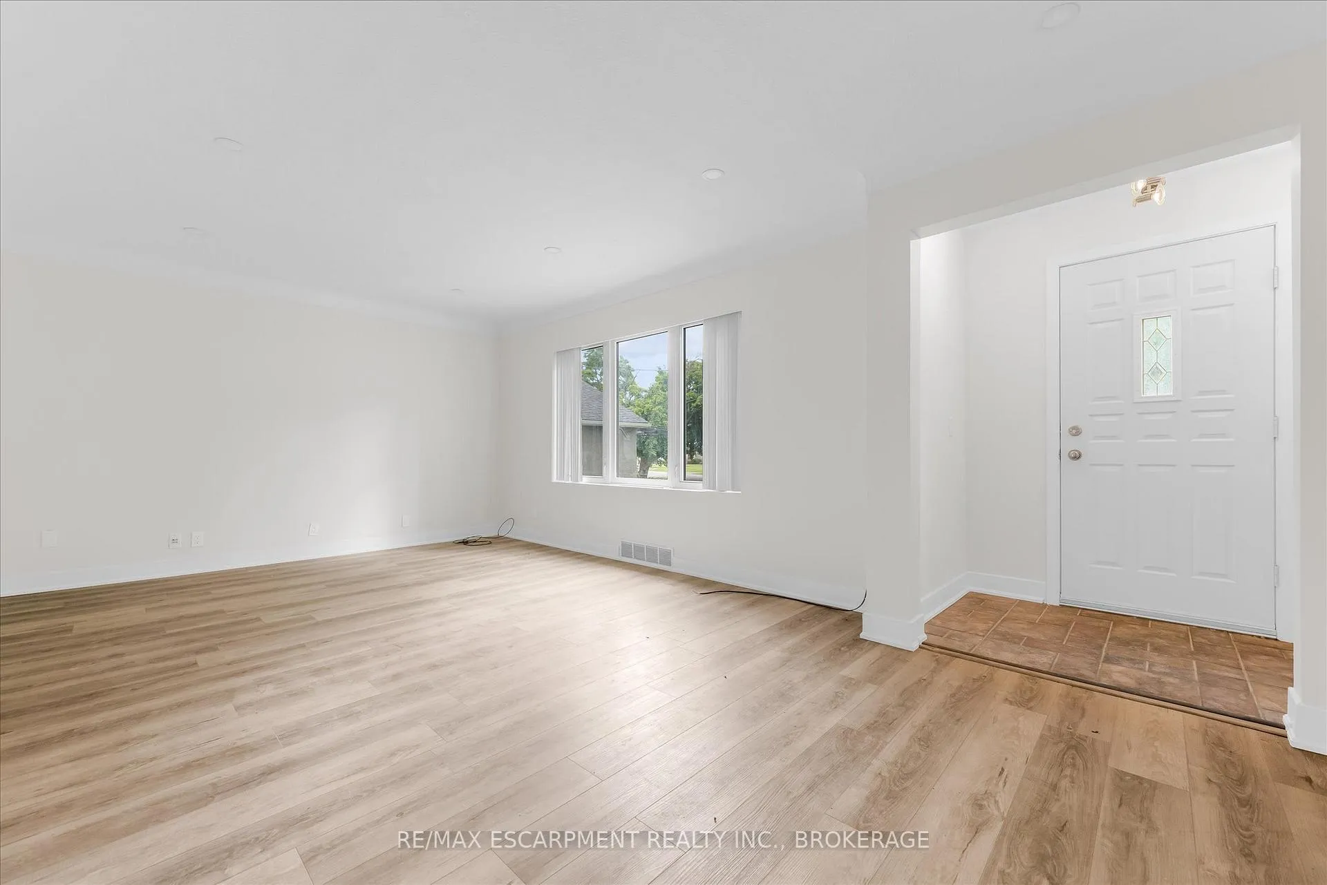 Photo 3 of Unit 1, 18 Bonavem Drive, St. Catharines, Fairview — HOMEH