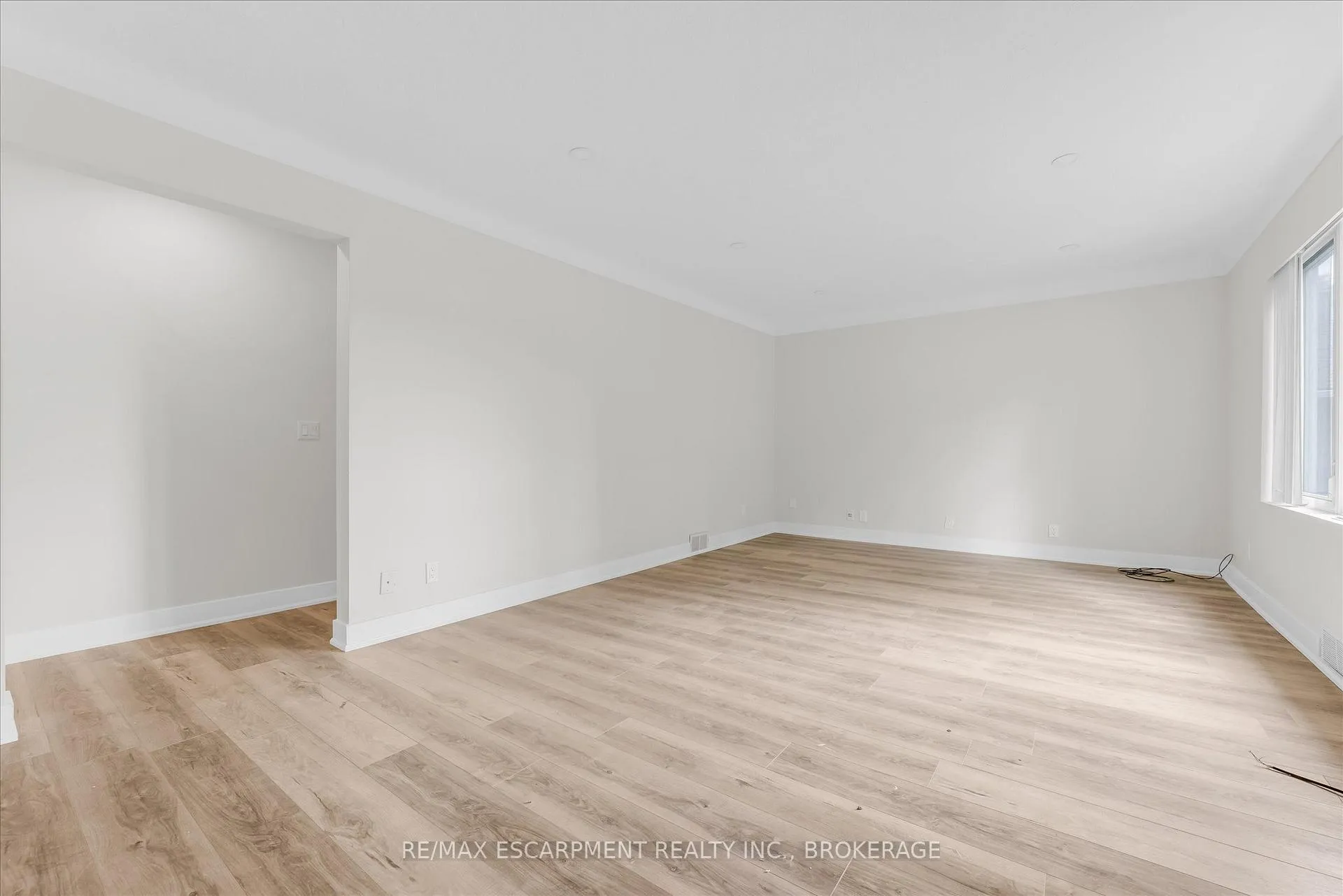 Photo 4 of Unit 1, 18 Bonavem Drive, St. Catharines, Fairview — HOMEH