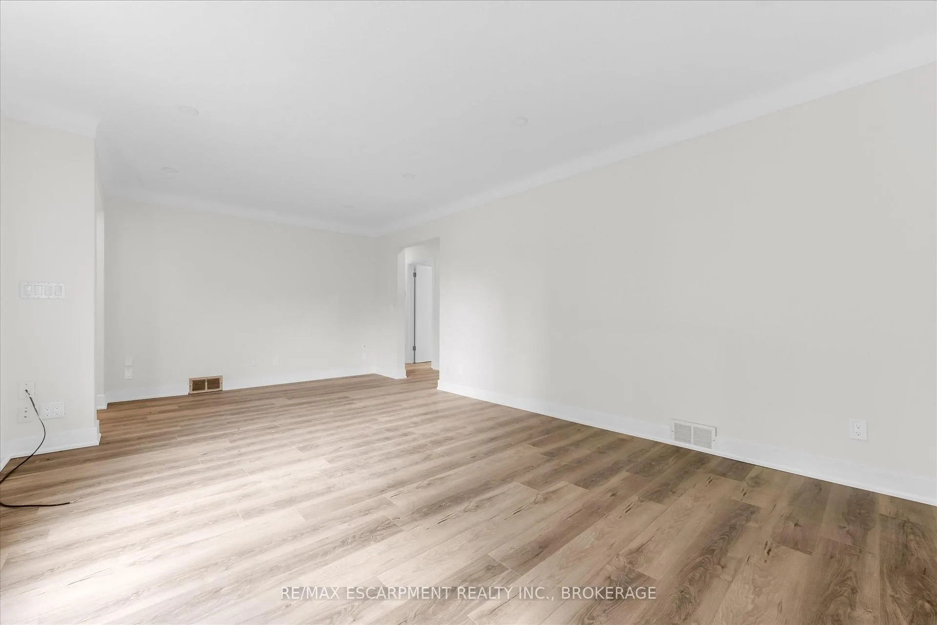 Photo 6 of Unit 1, 18 Bonavem Drive, St. Catharines, Fairview — HOMEH