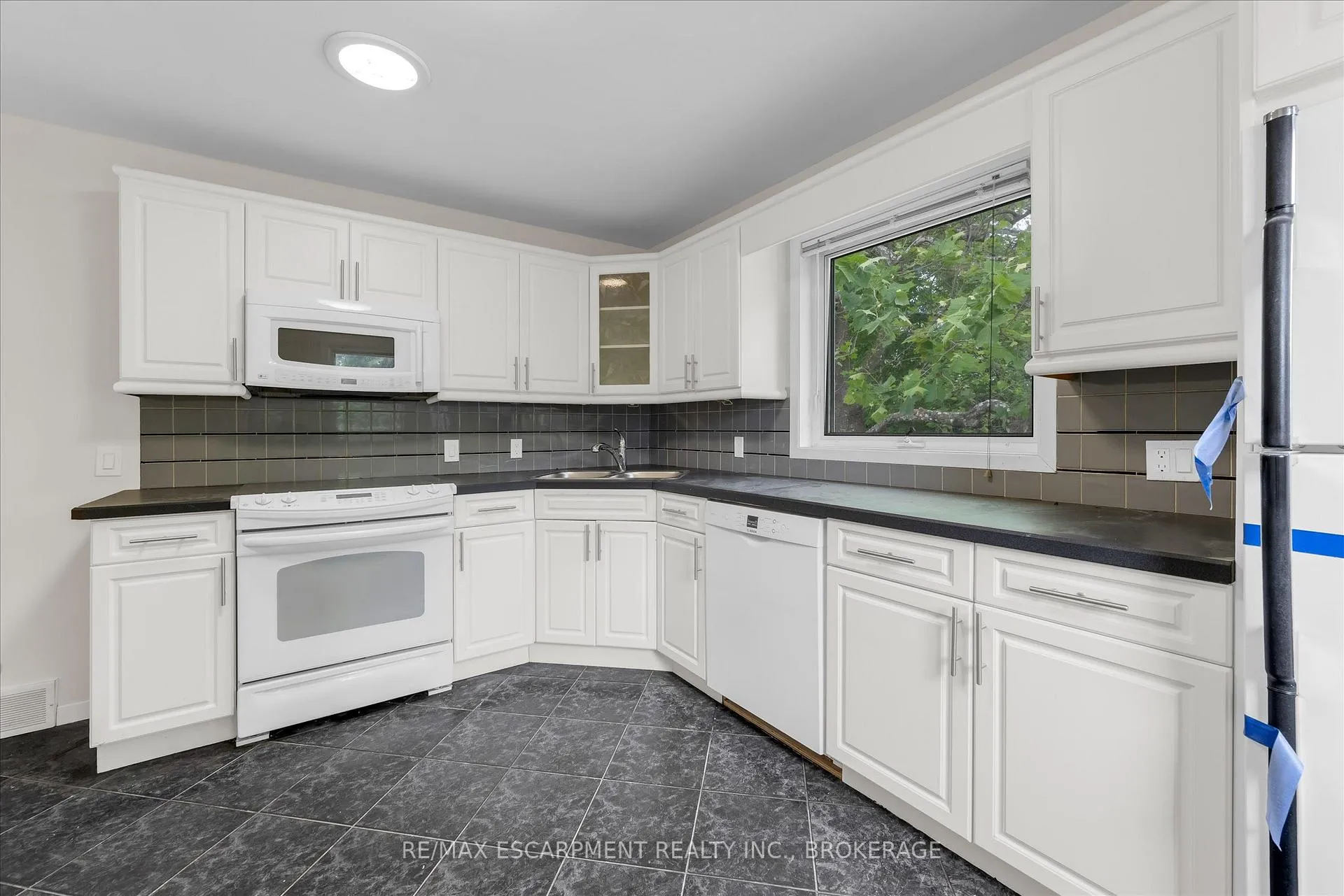 Photo 8 of Unit 1, 18 Bonavem Drive, St. Catharines, Fairview — HOMEH