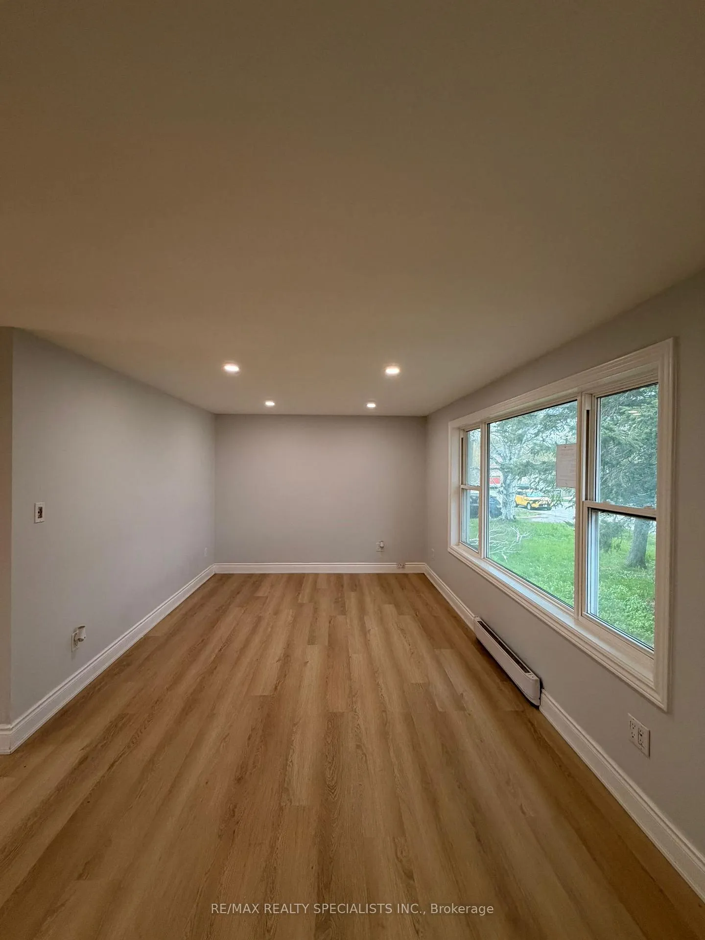 Photo 4 of 29 Carlton Street, Orillia — HOMEH
