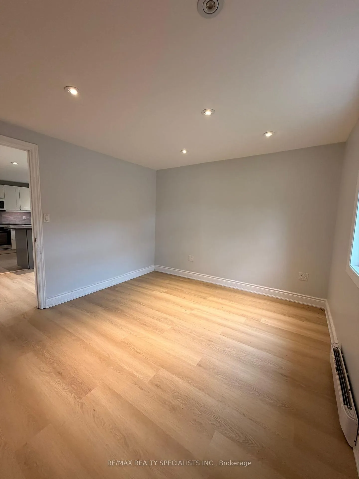 Photo 10 of 29 Carlton Street, Orillia — HOMEH