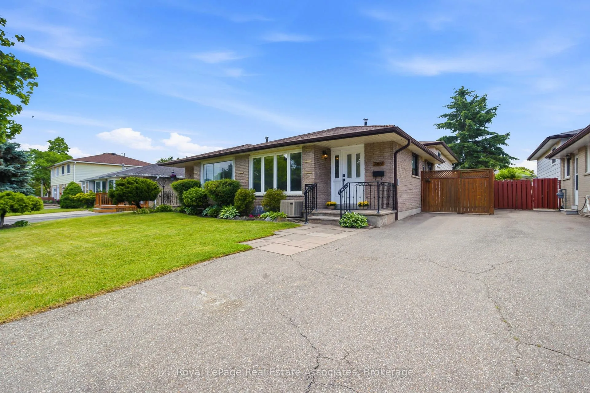 Photo 3 of 769 Eaglemount Crescent, Mississauga, Erindale — HOMEH