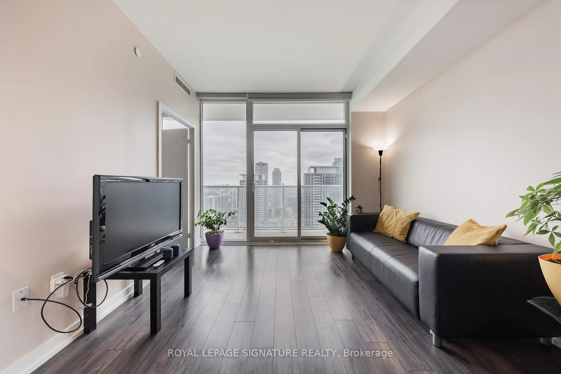 Photo 3 of Unit 2105, 33 Helendale Avenue, Toronto, Yonge-Eglinton — HOMEH