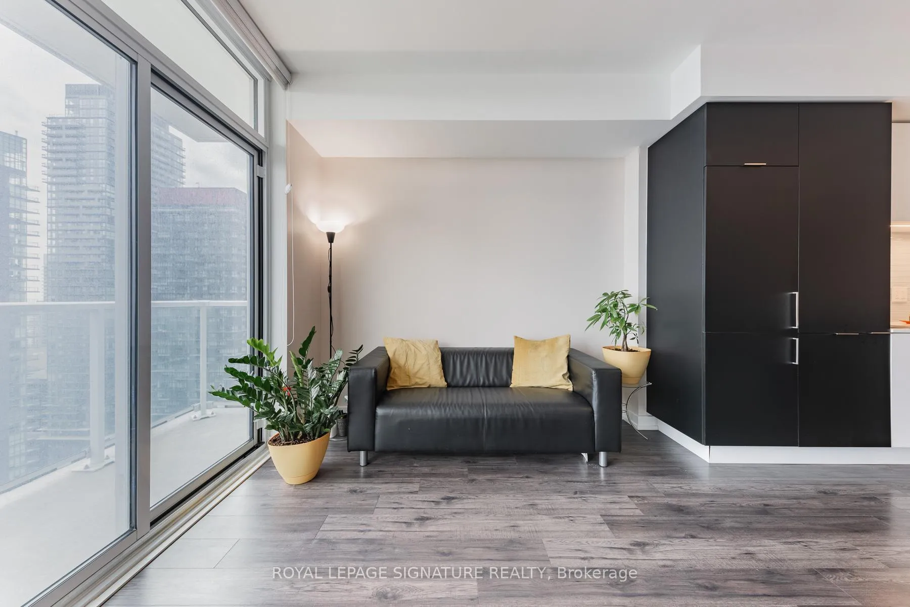 Photo 4 of Unit 2105, 33 Helendale Avenue, Toronto, Yonge-Eglinton — HOMEH
