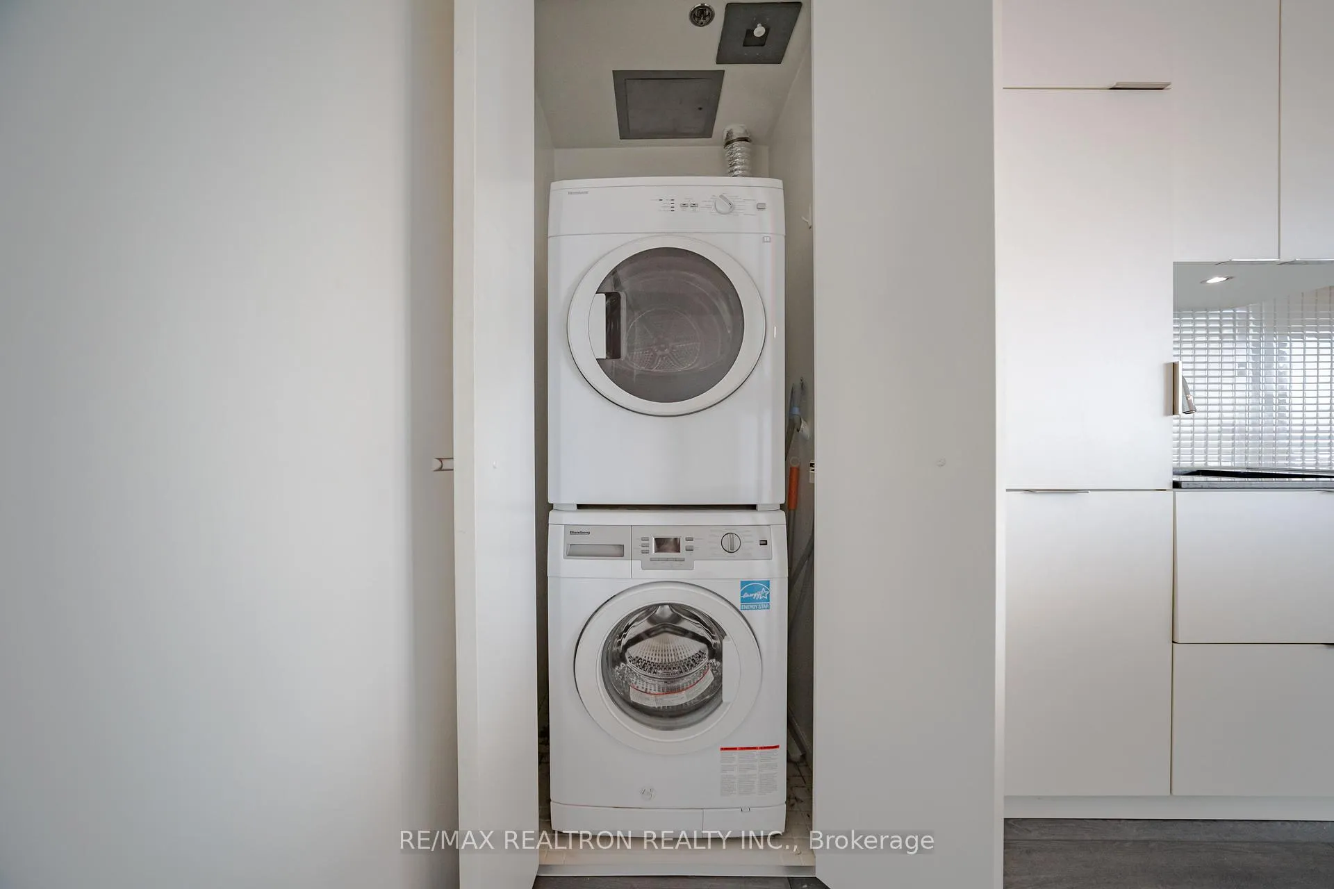 Photo 13 of Unit 4303, 5 St Joseph St Street, Toronto, Bay Street Corridor — HOMEH