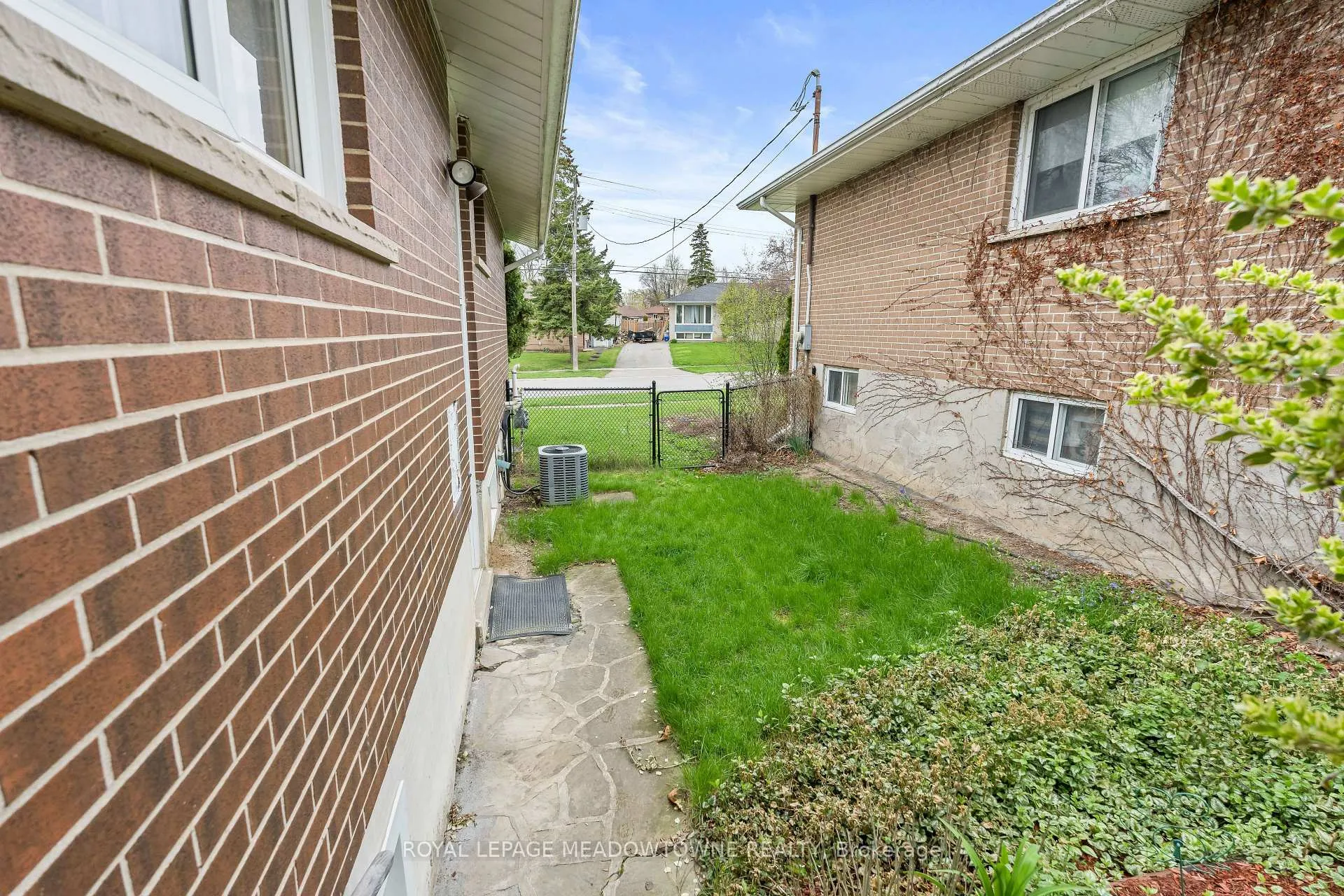 Photo 33 of 24 Gower Road, Halton Hills, Georgetown — HOMEH