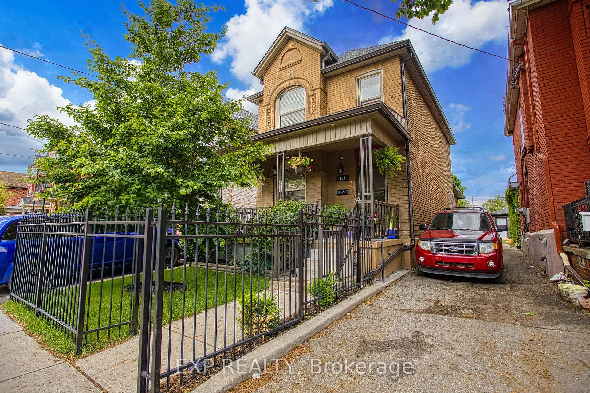 Front of 137 Wentworth Street N