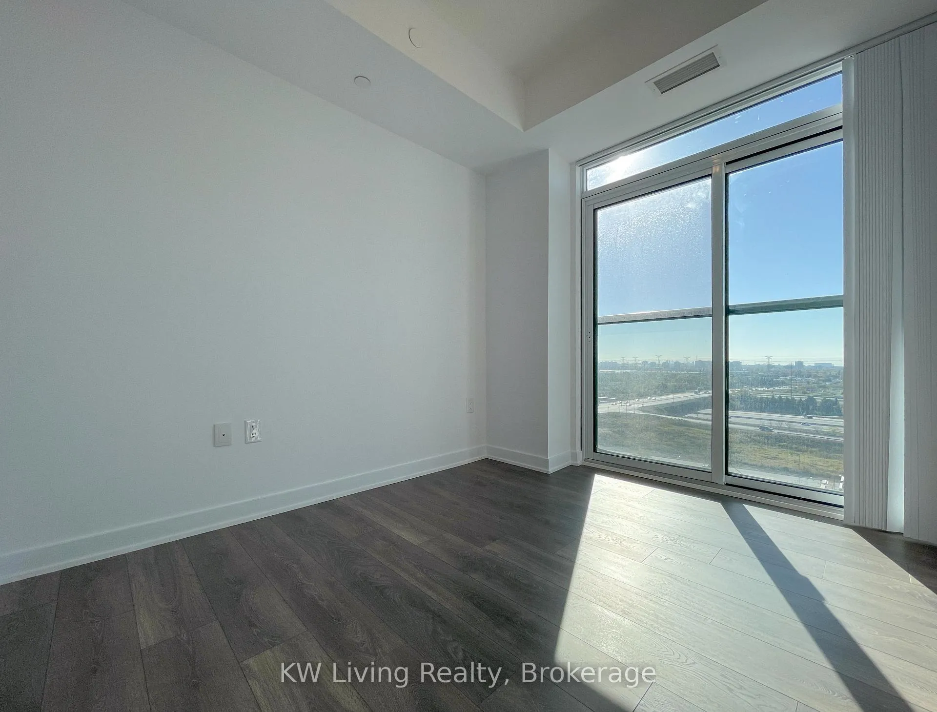 Photo 7 of Unit 1117, 60 Honeycrisp Crescent, Vaughan, Vaughan Corporate Centre — HOMEH