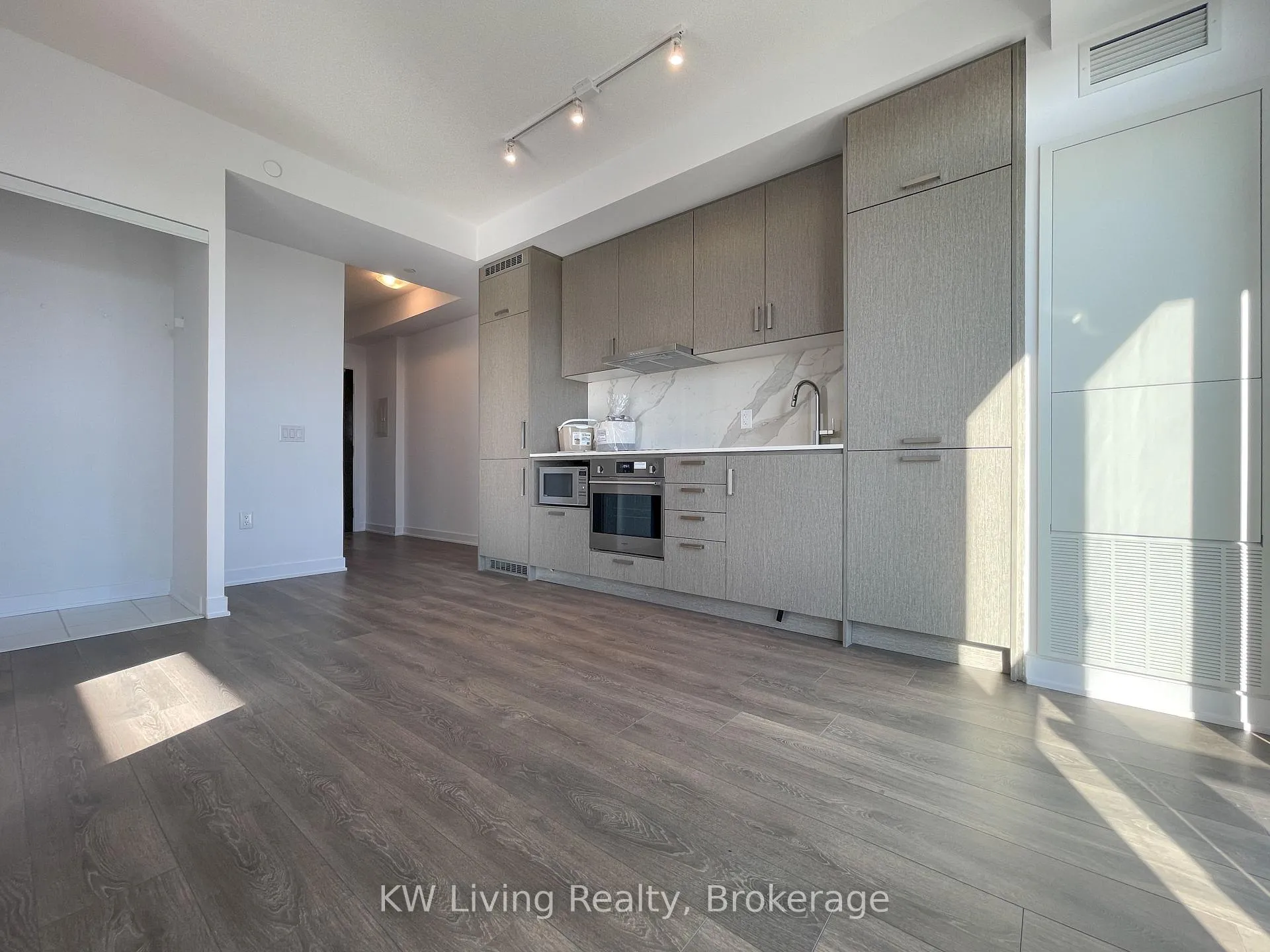 Photo 11 of Unit 1117, 60 Honeycrisp Crescent, Vaughan, Vaughan Corporate Centre — HOMEH