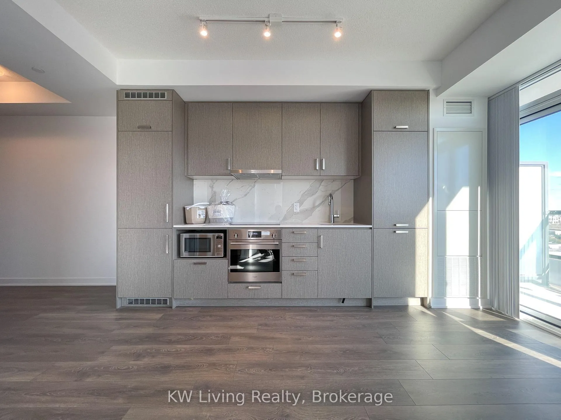 Photo 12 of Unit 1117, 60 Honeycrisp Crescent, Vaughan, Vaughan Corporate Centre — HOMEH