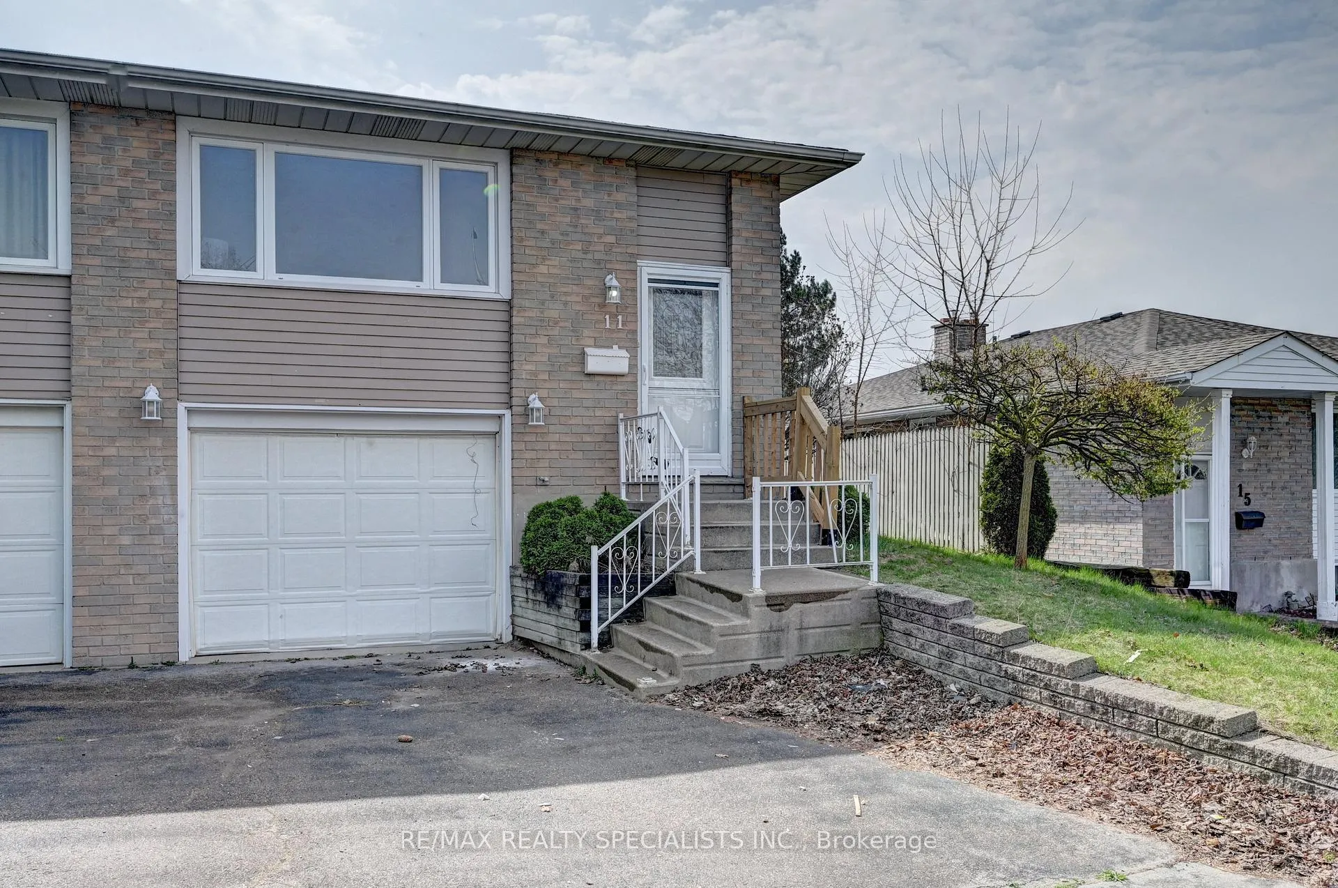 Photo 1 of 11 Dinison Crescent, Kitchener, Laurentian Hills/Country Hills W — HOMEH