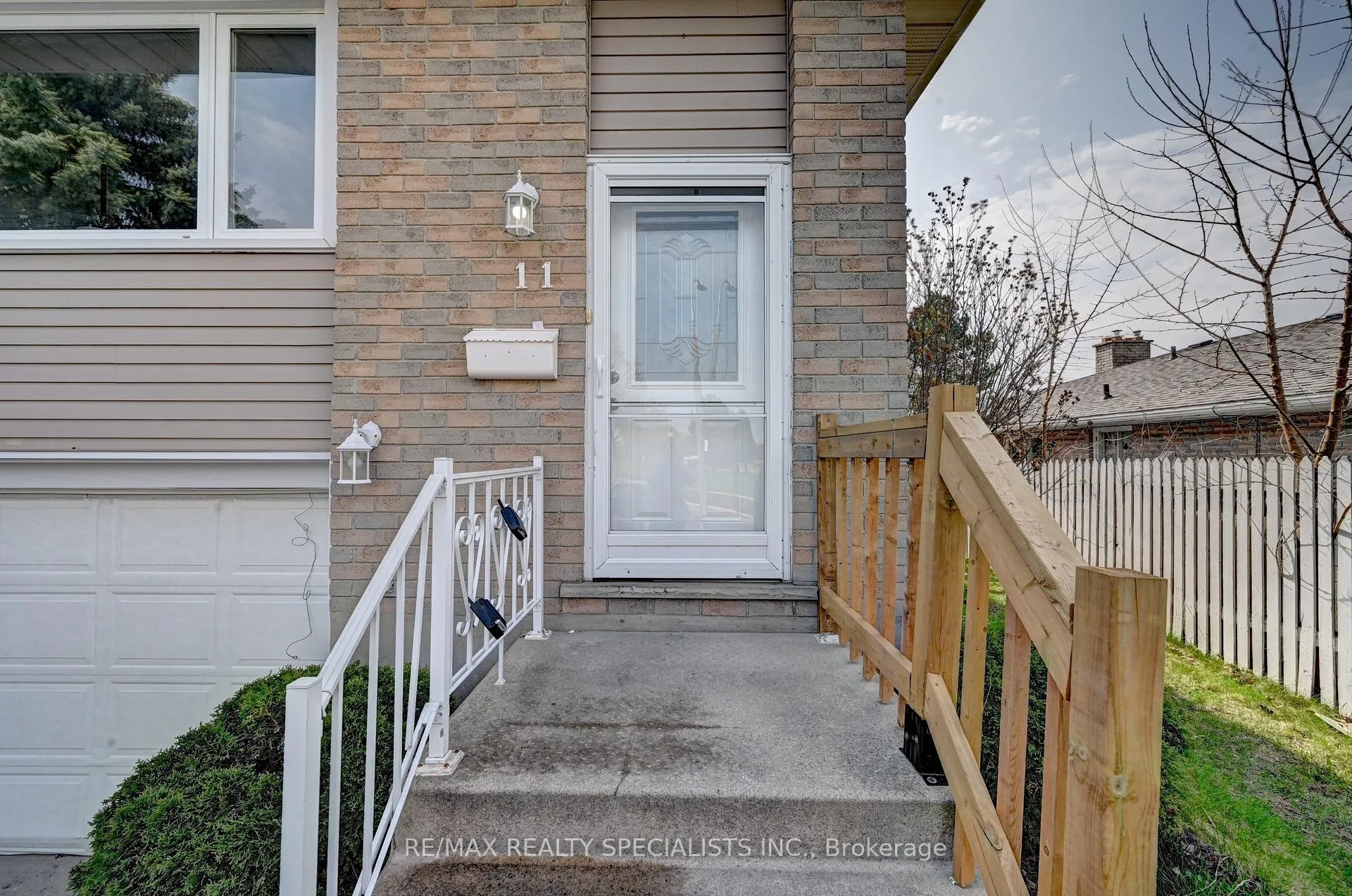 Photo 2 of 11 Dinison Crescent, Kitchener, Laurentian Hills/Country Hills W — HOMEH