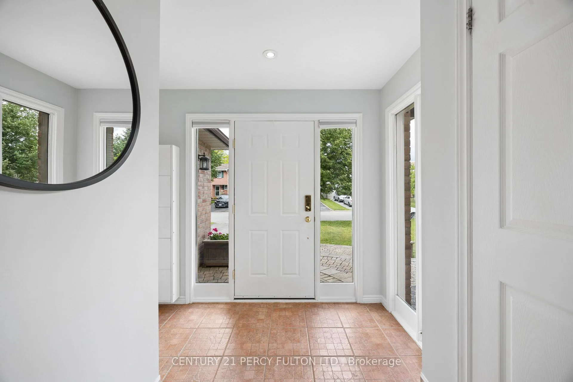 Photo 4 of 21 Arran Court, Clarington, Courtice — HOMEH