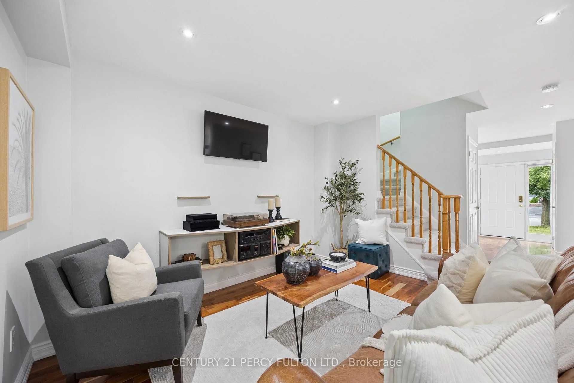 Photo 8 of 21 Arran Court, Clarington, Courtice — HOMEH