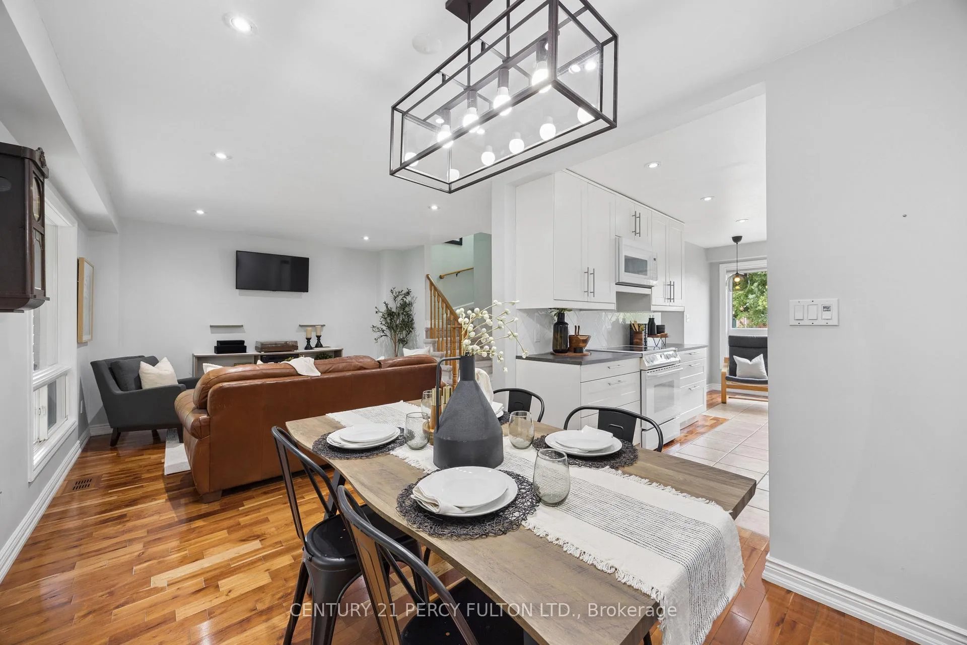 Photo 11 of 21 Arran Court, Clarington, Courtice — HOMEH