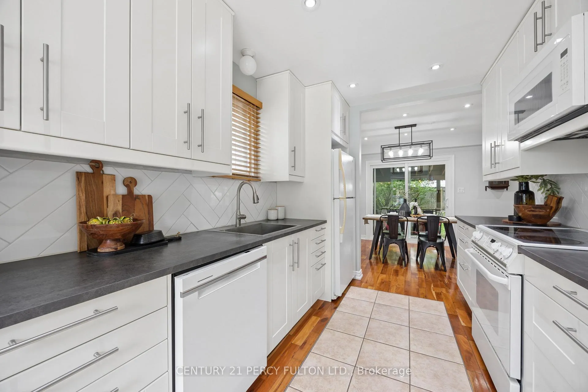Photo 12 of 21 Arran Court, Clarington, Courtice — HOMEH